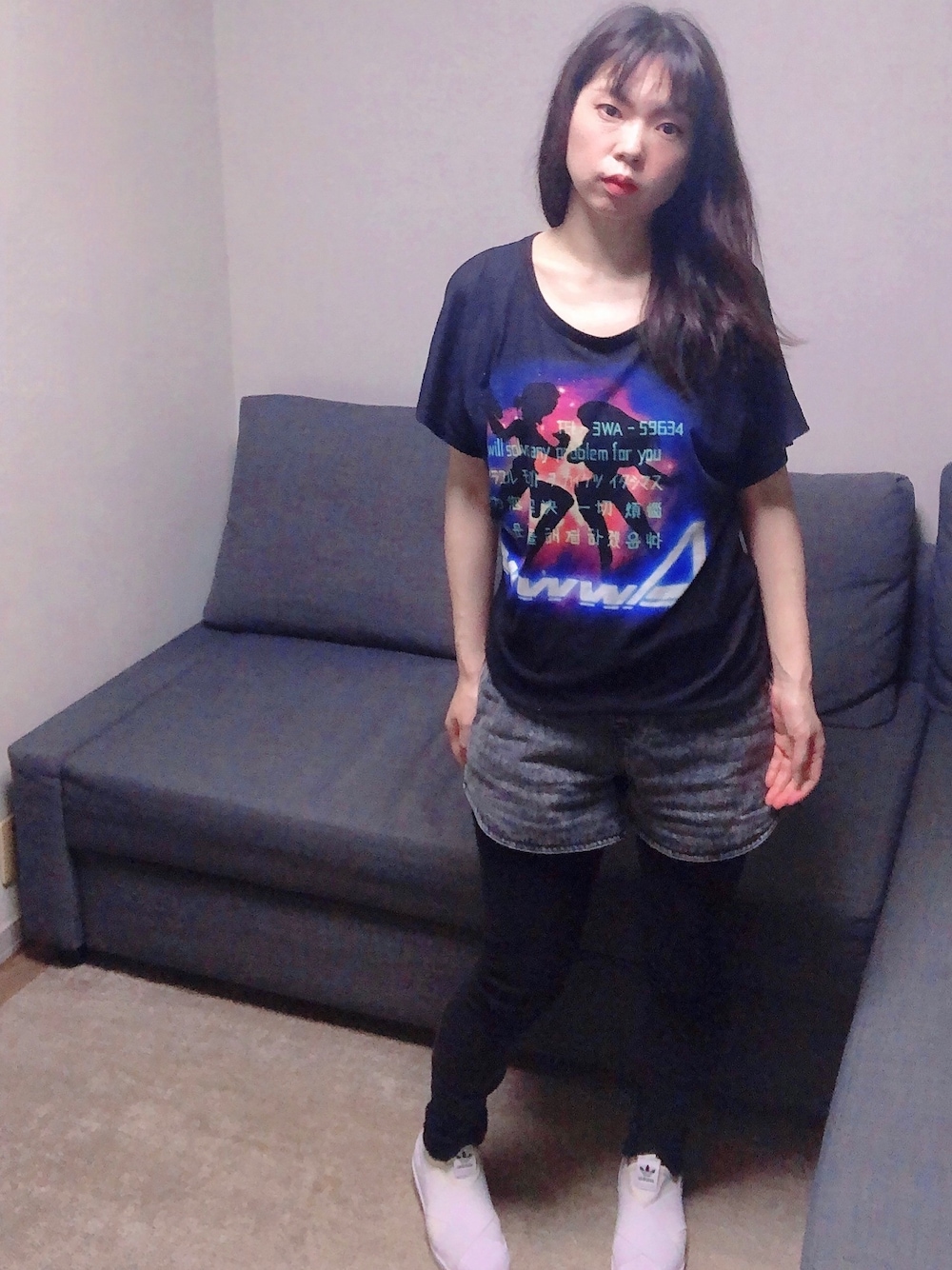 ブラック系のTシャツ/カットソー、ブラック系のパンツ、ホワイト系のスニーカーを着用したレディースの夏コーディネートの1枚目の写真