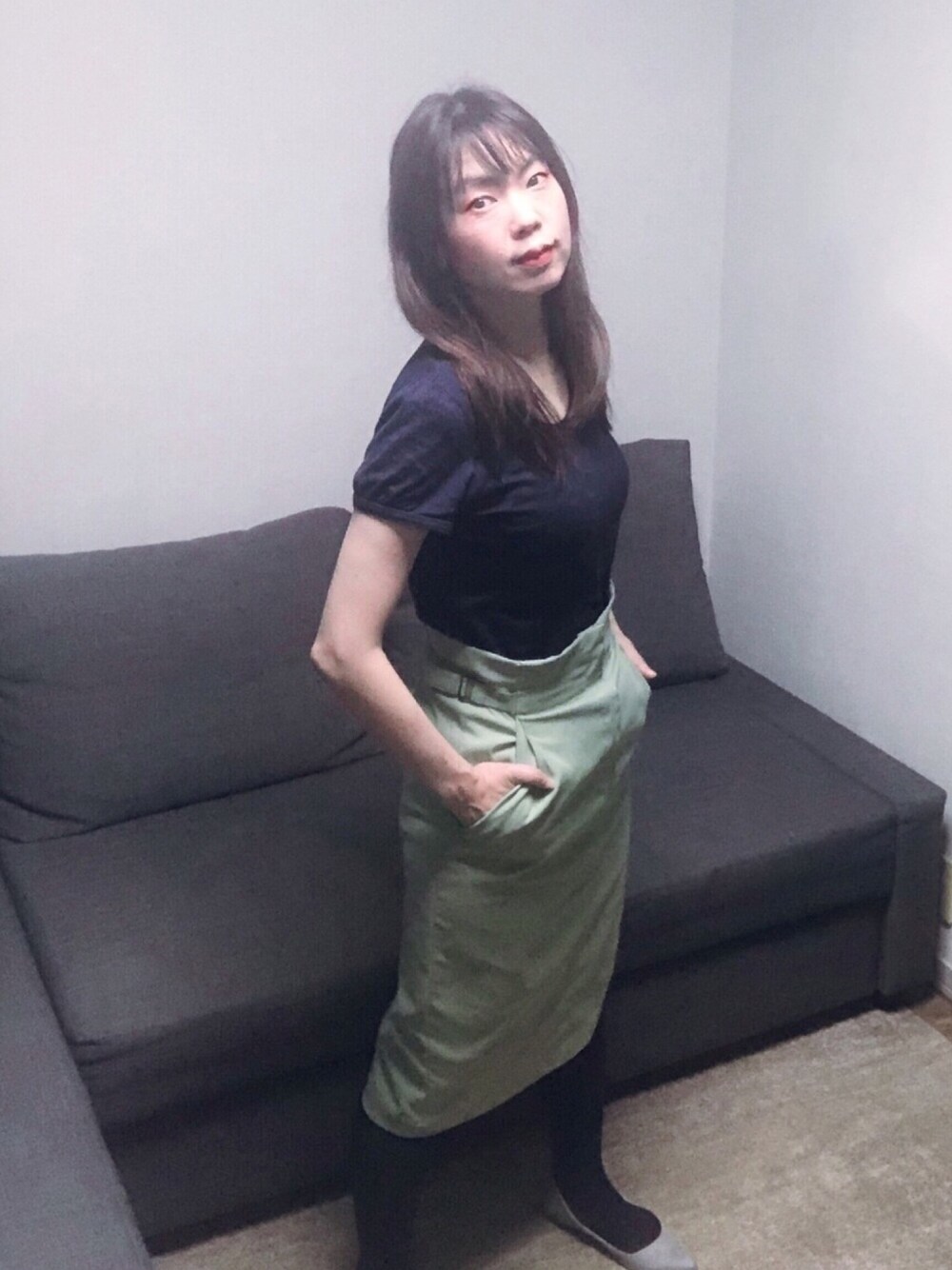 ブルー系のTシャツ/カットソー、グリーン系のスカート、グレー系のパンプスを着用したレディースの夏コーディネートの1枚目の写真