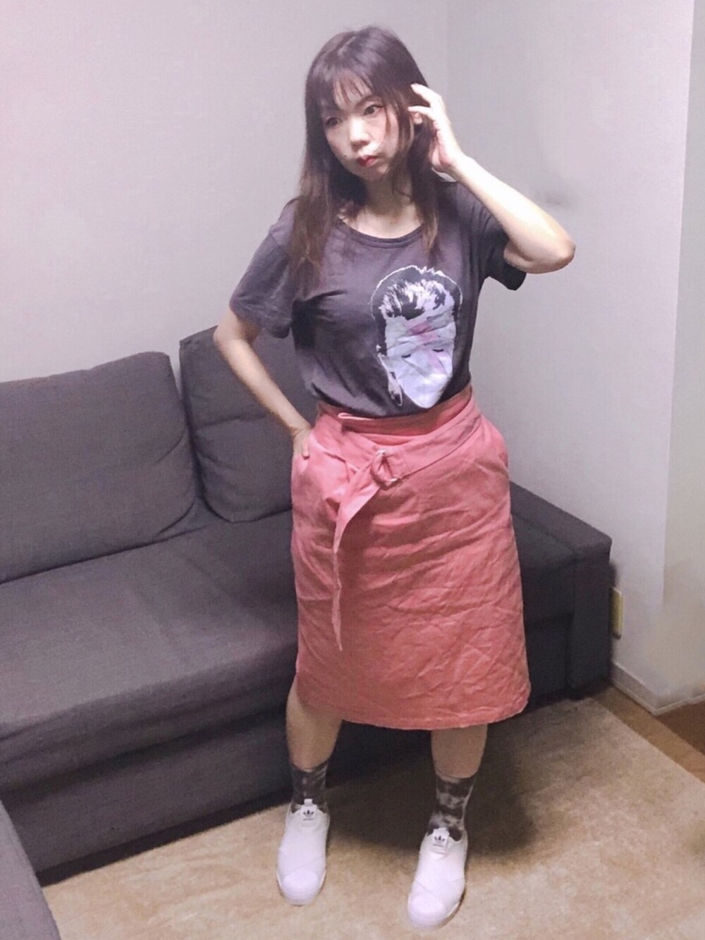 グレー系のTシャツ/カットソー、ピンク系のスカート、ホワイト系のスニーカーを着用したレディースの夏コーディネートの1枚目の写真
