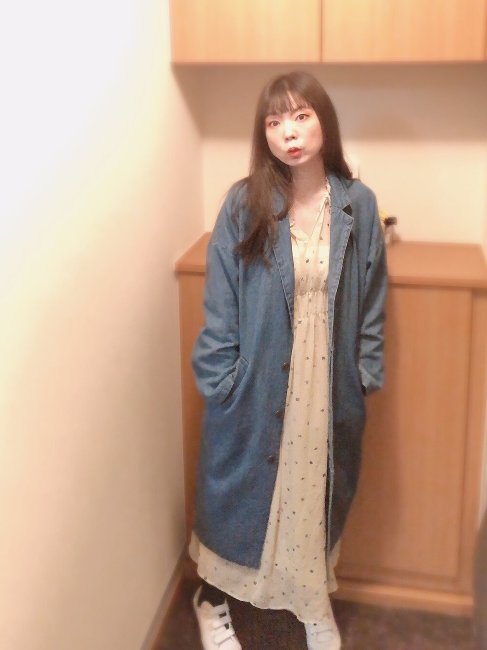 「カジュアルコーデ、春カラー、KBF、ケービーエフ(KBF)、デニムコート、イエロー」｜「KBFのアイテム（ジャケット/アウター、ブルー系）」を使った、とらぱんさん（レディース・161cm）の春コーディネートの1枚目の写真