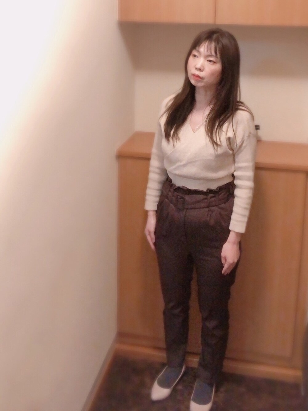 ベージュ系のニット/セーター、パープル系のその他パンツ、ベージュ系のパンプスを着用したレディースの春コーディネートの1枚目の写真