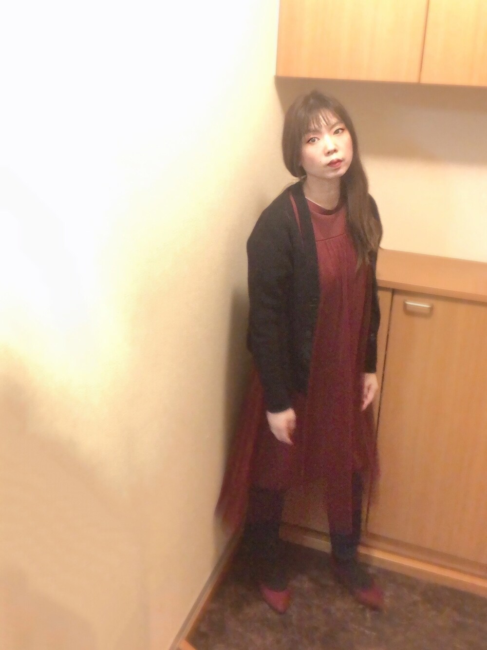 「きれいめカジュアル、KBF、ケービーエフ(KBF)、GU、赤」｜「KBFのカットネックリブカーディガン（カーディガン/ボレロ、ブラック系）」を使った、とらぱんさん（レディース・161cm）の春コーディネートの1枚目の写真