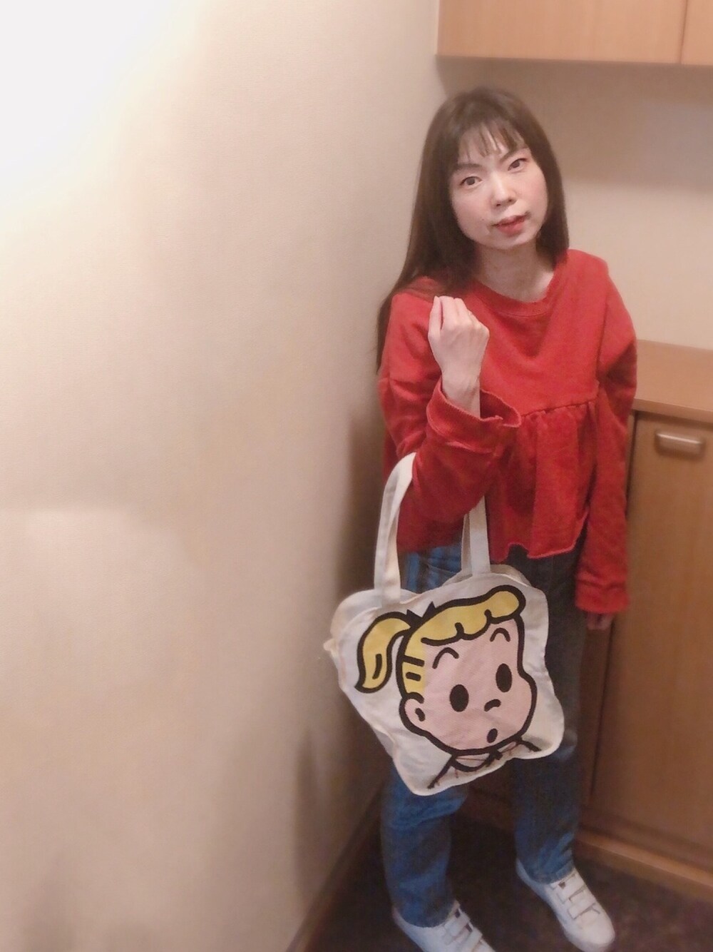 「大人カジュアル、春カラー、春コーデ、デニム、KBF、ケービーエフ(KBF)」｜「KBFのWEB限定　ギャザーカットオフスウェット（スウェット、レッド系）」を使った、とらぱんさん（レディース・161cm）の春コーディネートの1枚目の写真