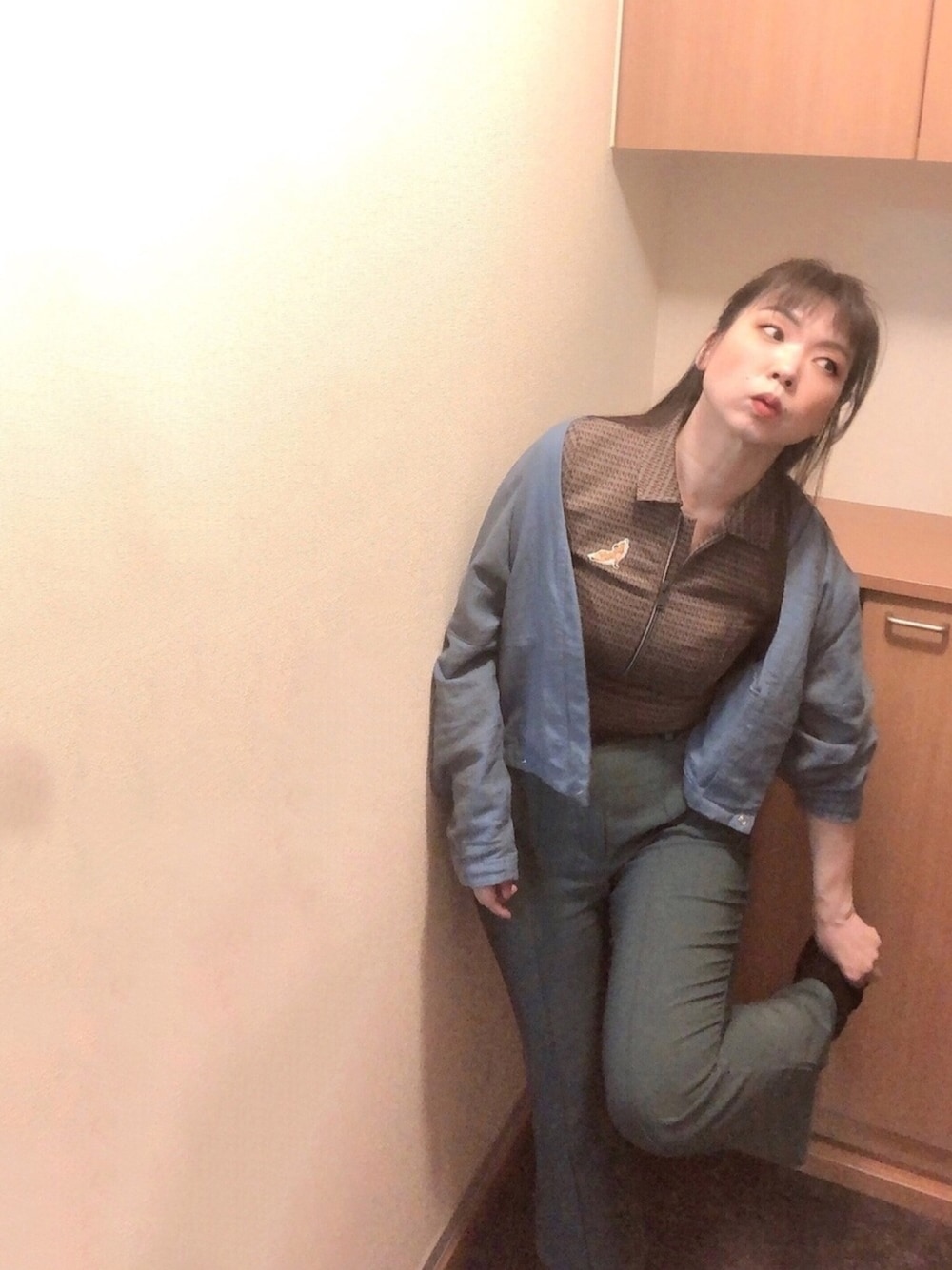 「オトナカジュアル、古着MIX、メゾンキツネ、MAISON KITSUNE、KBF、GRL、プチプラ、プチプラミックス、フレアパンツ、グレイル」｜「KBFのカシュクールブルゾン（ブルゾン、ブルー系）」を使った、とらぱんさん（レディース・161cm）の春コーディネートの1枚目の写真