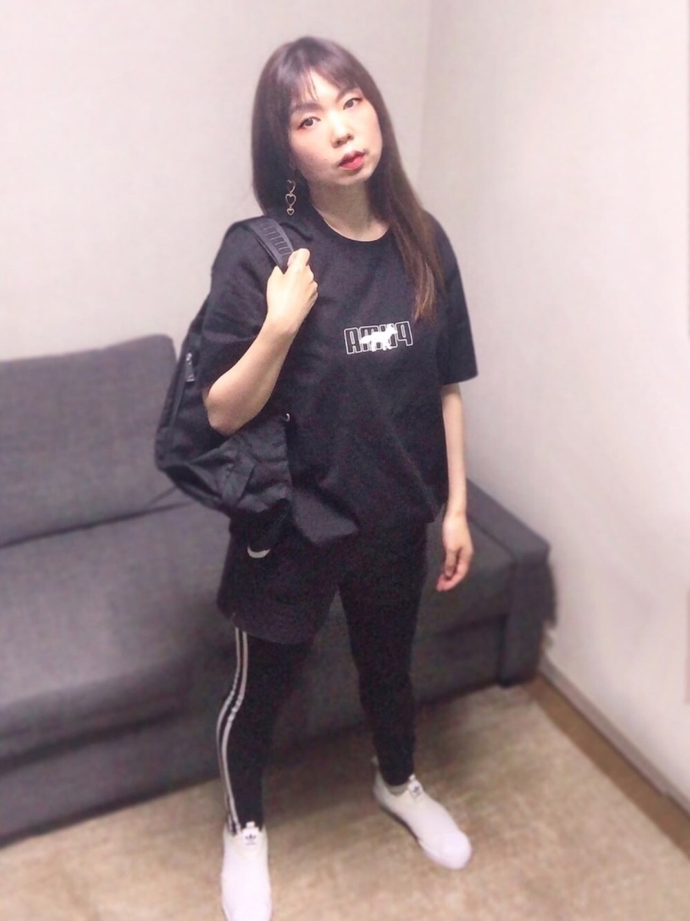「メゾンキツネ、MAISON KITSUNE、PUMA、adidas originals、ブラック、ブラックコーデ、ショートパンツ、sonyunara、ストリート、ロゴT」｜「SLYのアイテム（スウェットパンツ、ブラック系）」を使った、とらぱんさん（レディース・161cm）の春コーディネートの1枚目の写真