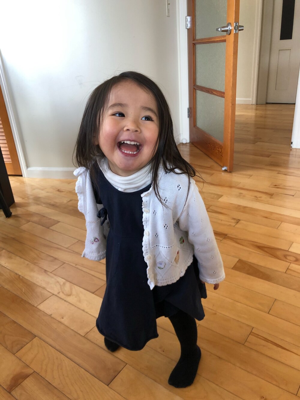 「キッズコーデ、女の子、おしゃれさんと繋がりたい、春、familiar」｜「Familiar のアイテム（シャツ/ブラウス、ホワイト系）」を使った、こうべさん（キッズ・90cm）の春コーディネートの1枚目の写真