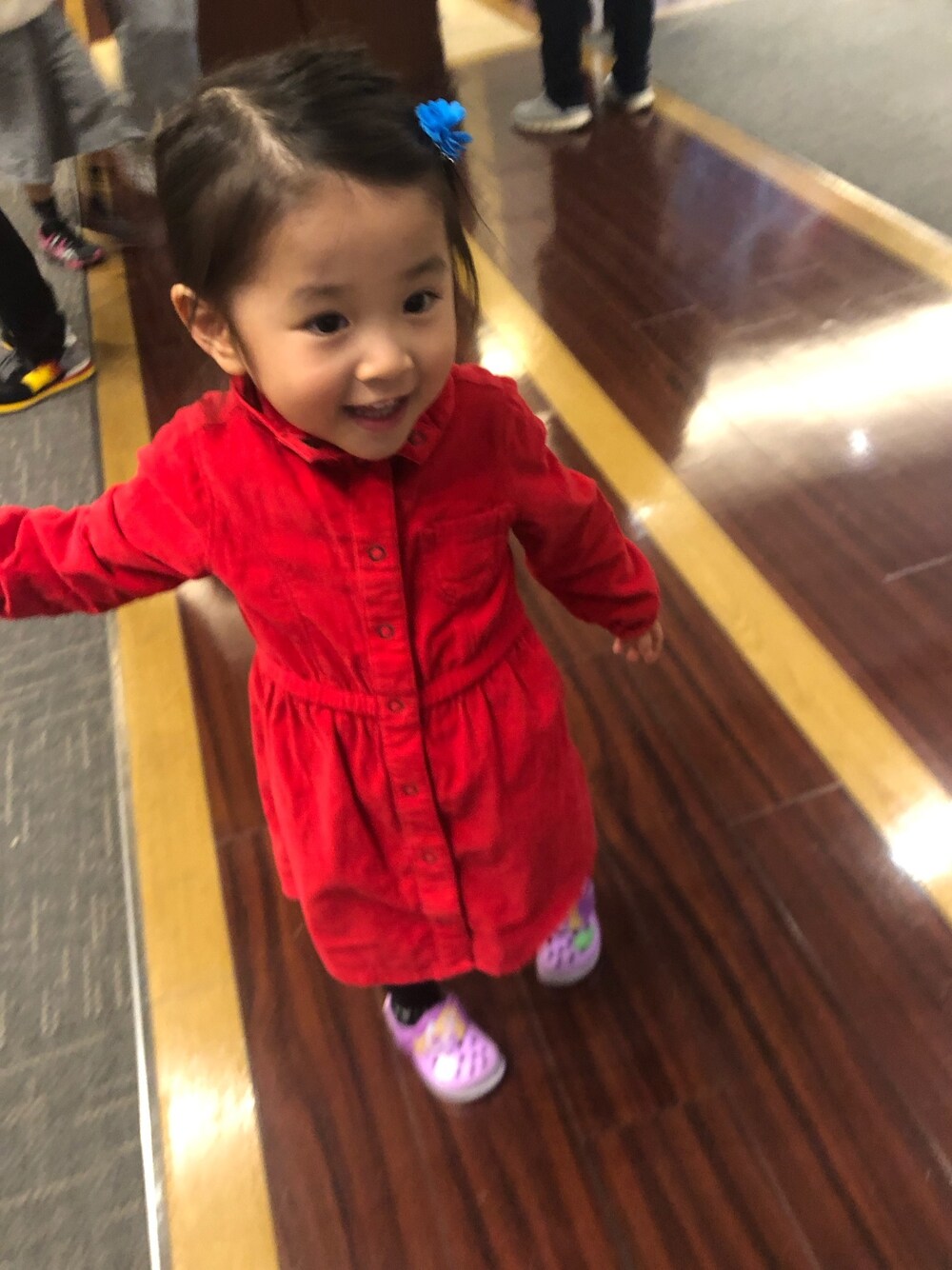 「秋のコーデ、キッズコーデ、女の子コーデ、可愛い、可愛いコーデ、可愛いカジュアル、おんなのこ、キッズ、ジャケット」｜「OLD NAVYのアイテム（デニムジャケット、レッド系）」を使った、こうべさん（キッズ・90cm）の秋コーディネートの1枚目の写真