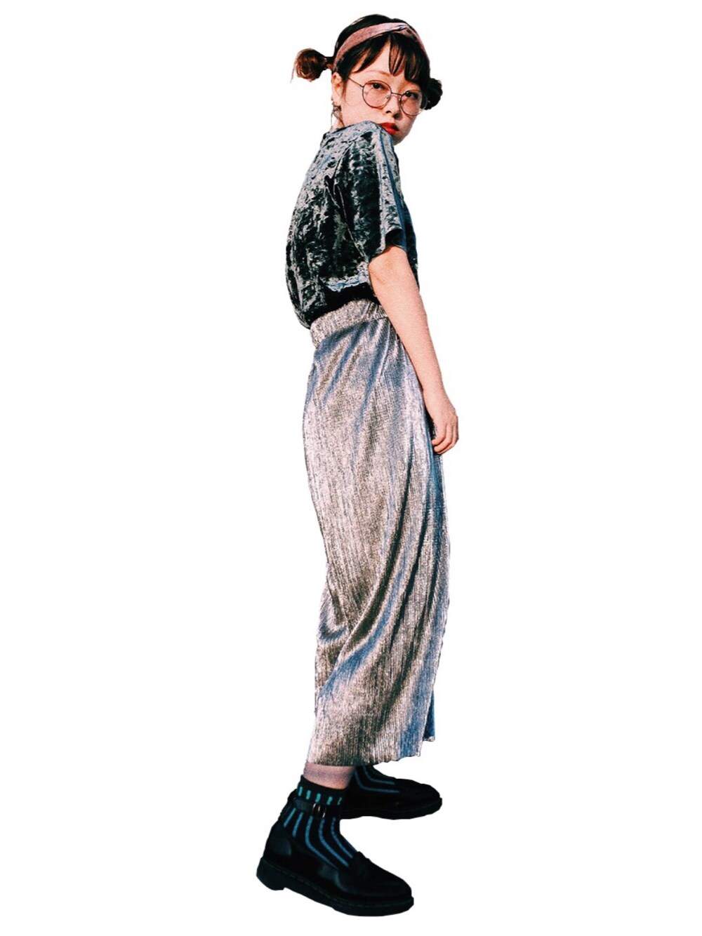 「ZARA、Bershka、FOREVER 21、Dr.Martens、GU」｜「ZARAのアイテム（その他パンツ、シルバー系）」を使った、MIDORIさん（レディース・152cm）の秋コーディネートの1枚目の写真