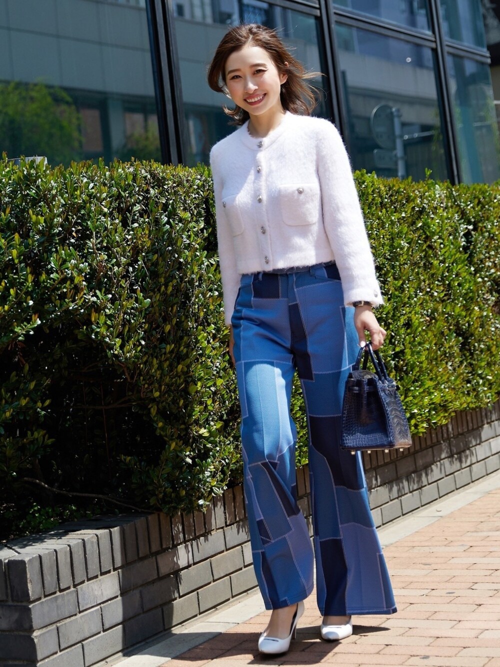 「主役はカラーパンツ、デニムパンツ、ニット、春コーデ、通勤コーデ、オトナカジュアル、大人カジュアル、大人コーデ、デニム」｜「CHANELのアイテム（ニット/セーター、ホワイト系）」を使った、Xiaomaさん（レディース・161cm）の春コーディネートの1枚目の写真