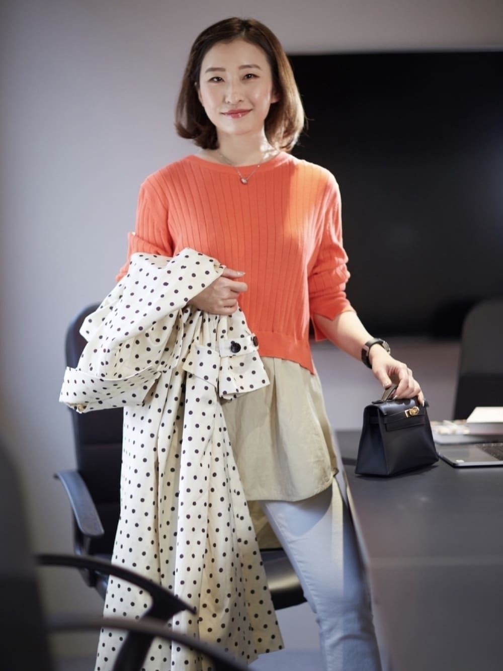 「ビタミンカラー、通勤コーデ、オトナカジュアル、オトナ女子、きれいめカジュアル、オレンジ、ドット、トレンチコート」｜「HERMESのアイテム（クラッチバッグ、ブラック系）」を使った、Xiaomaさん（レディース・161cm）の春コーディネートの1枚目の写真