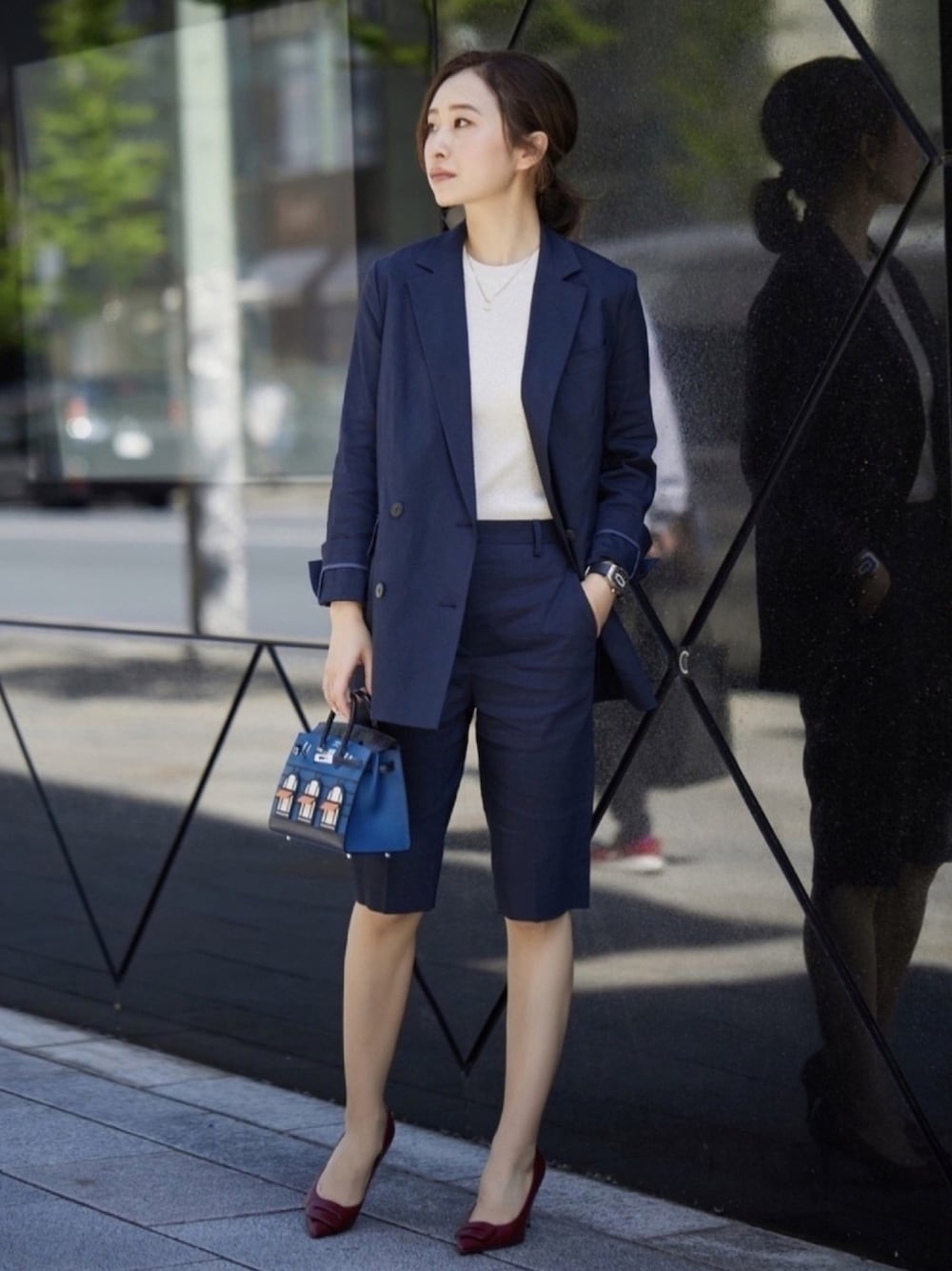 「ショートパンツ、シンプル、大人カジュアル、きれいめカジュアル、赤、通勤コーデ、オトナカジュアル、セットアップ」｜「theoryのアイテム（スーツセット、ブルー系）」を使った、Xiaomaさん（レディース・161cm）の春コーディネートの1枚目の写真