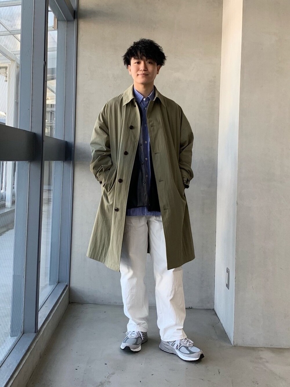 COMOLIのデニムパンツ（ホワイト系）を使った人気ファッション