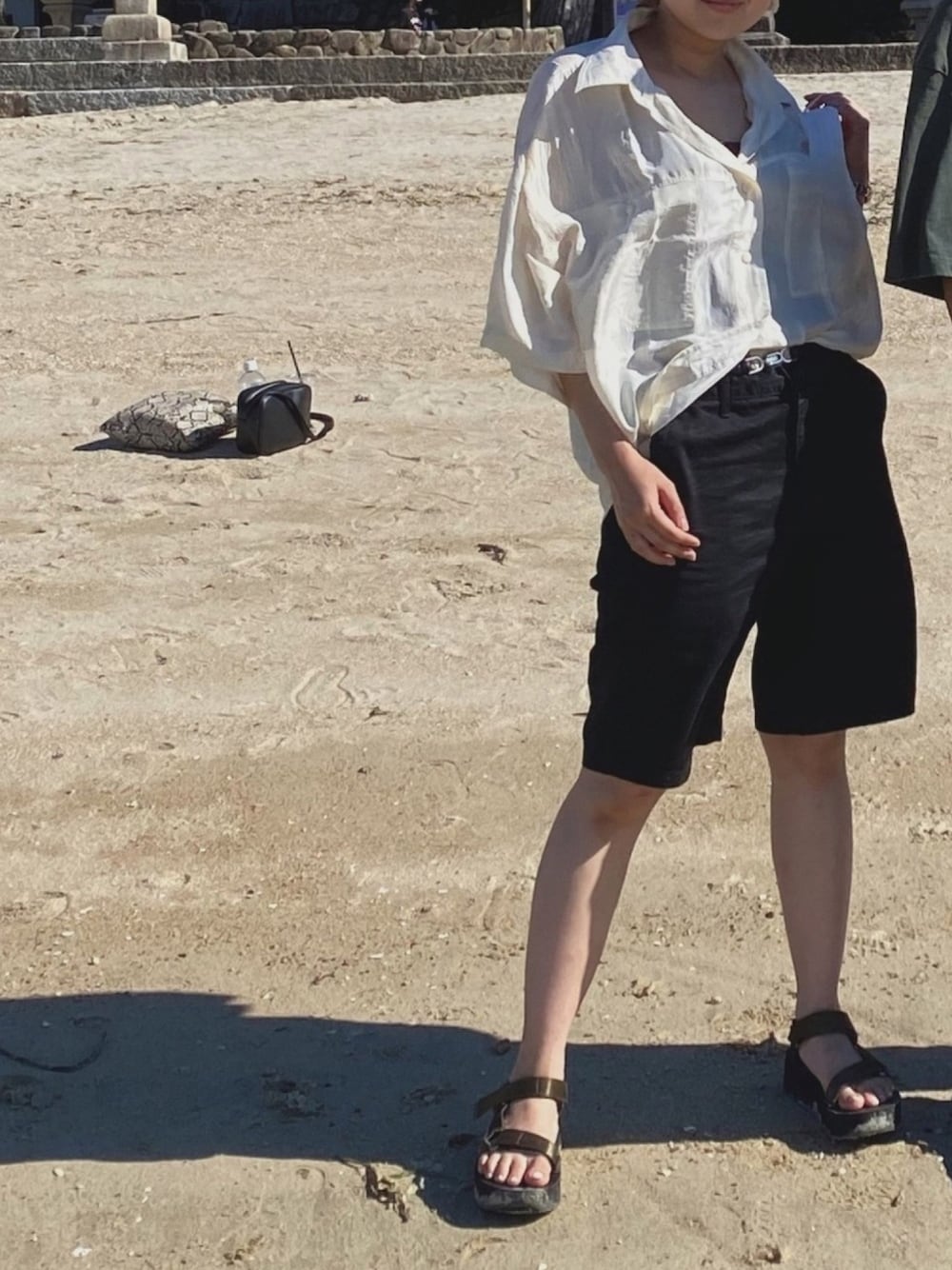 「宮島、ハーフパンツ、モノトーン、白シャツ」｜「GUのアイテム（チノパンツ、ブラック系）」を使った、jimiyu🍠さん（レディース・153cm）の冬コーディネートの1枚目の写真