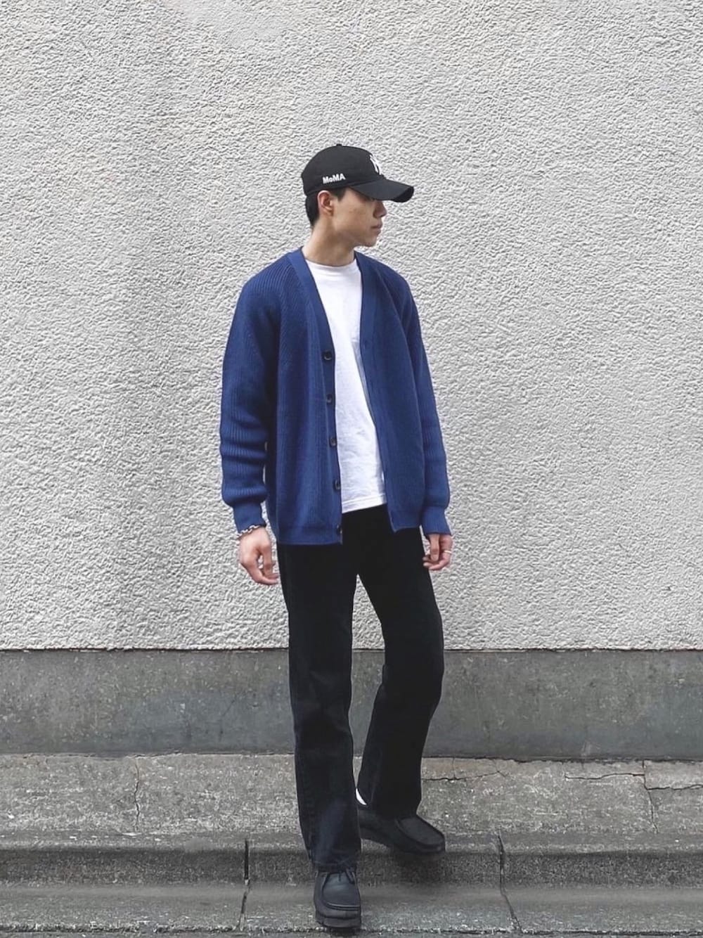「大人コーデ、カジュアルコーデ、キレイめ、ゆるコーデ、革靴、デニム、黒デニム、ガーディガン、clarks、MoMA」｜「BATONERのニットカーディガン（カーディガン/ボレロ、ブルー系）」を使った、taigaさん（メンズ・172cm）の冬コーディネートの1枚目の写真