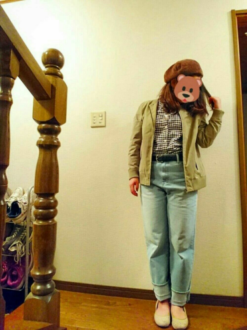 グリーン系のノーカラージャケット、ブルー系のデニムパンツ、その他のシャツ/ブラウスを着用したレディースの冬コーディネートの1枚目の写真