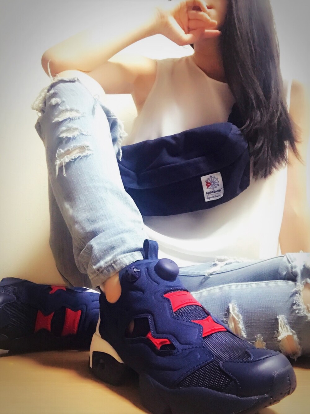 ブルー系のスニーカー、ブルー系のボディバッグ/ウエストポーチ、ブルー系のデニムパンツを着用したレディースの夏コーディネートの1枚目の写真