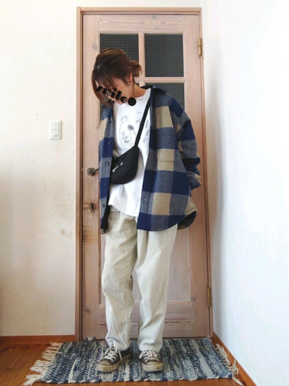 ブルー系のジャケット/アウター、ブラック系のショルダーバッグ、ホワイト系のスウェットを着用したレディースの冬コーディネートの1枚目の写真