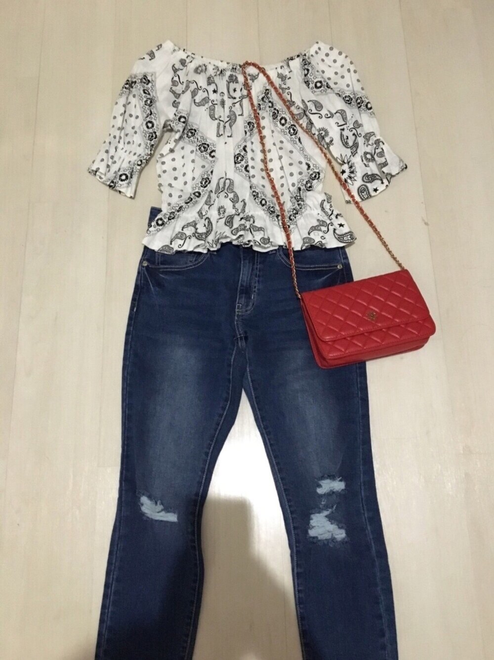 「outfit、パンツスタイル、オフショル、dholic、ペイズリー柄、バンダナ柄、裾カットジーンズ、クラッシュデニム、置き画、置き画くら部」｜「DHOLICのペイズリーパターンオフショルダーブラウス（シャツ/ブラウス、ホワイト系）」を使った、YUCARI.さん（レディース・161cm）の夏コーディネートの1枚目の写真
