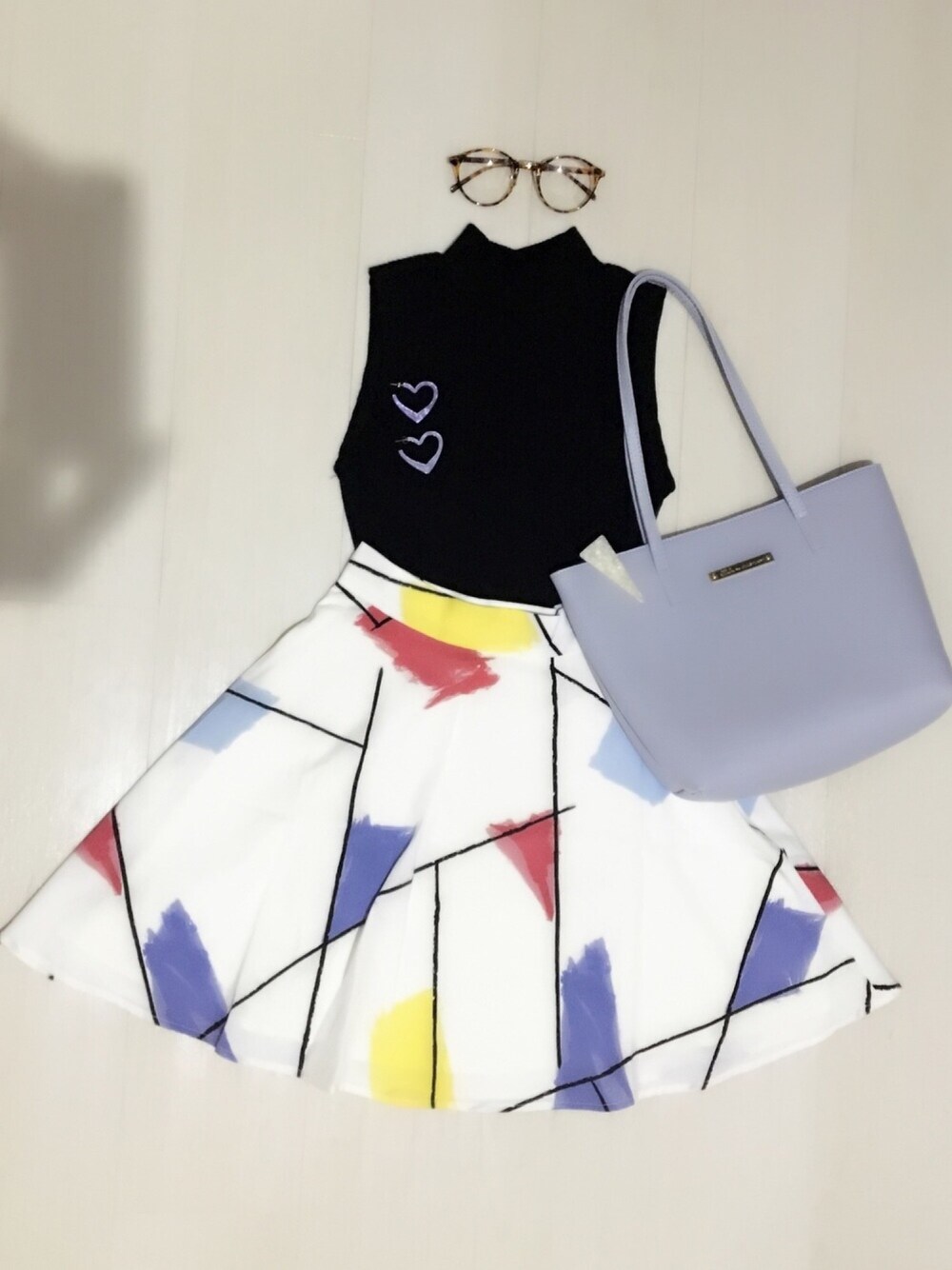 「ootd、柄スカート、大人カジュアル、オトナ女子、夏、キレイめ、置き画、置き画くら部、ハイウエスト、ハートピアス」｜「no brandのアイテム（Tシャツ/カットソー、ブラック系）」を使った、YUCARI.さん（レディース・161cm）の夏コーディネートの1枚目の写真