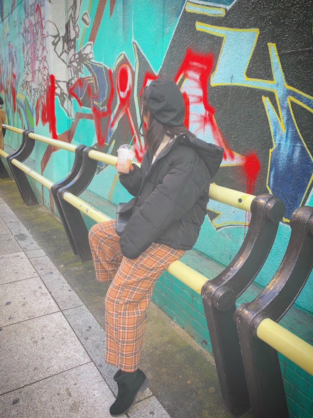 ブラック系のダウンジャケット/コート、ブラウン系のパンツ、ブラック系のハンチング/ベレー帽を着用したレディースの秋コーディネートの1枚目の写真