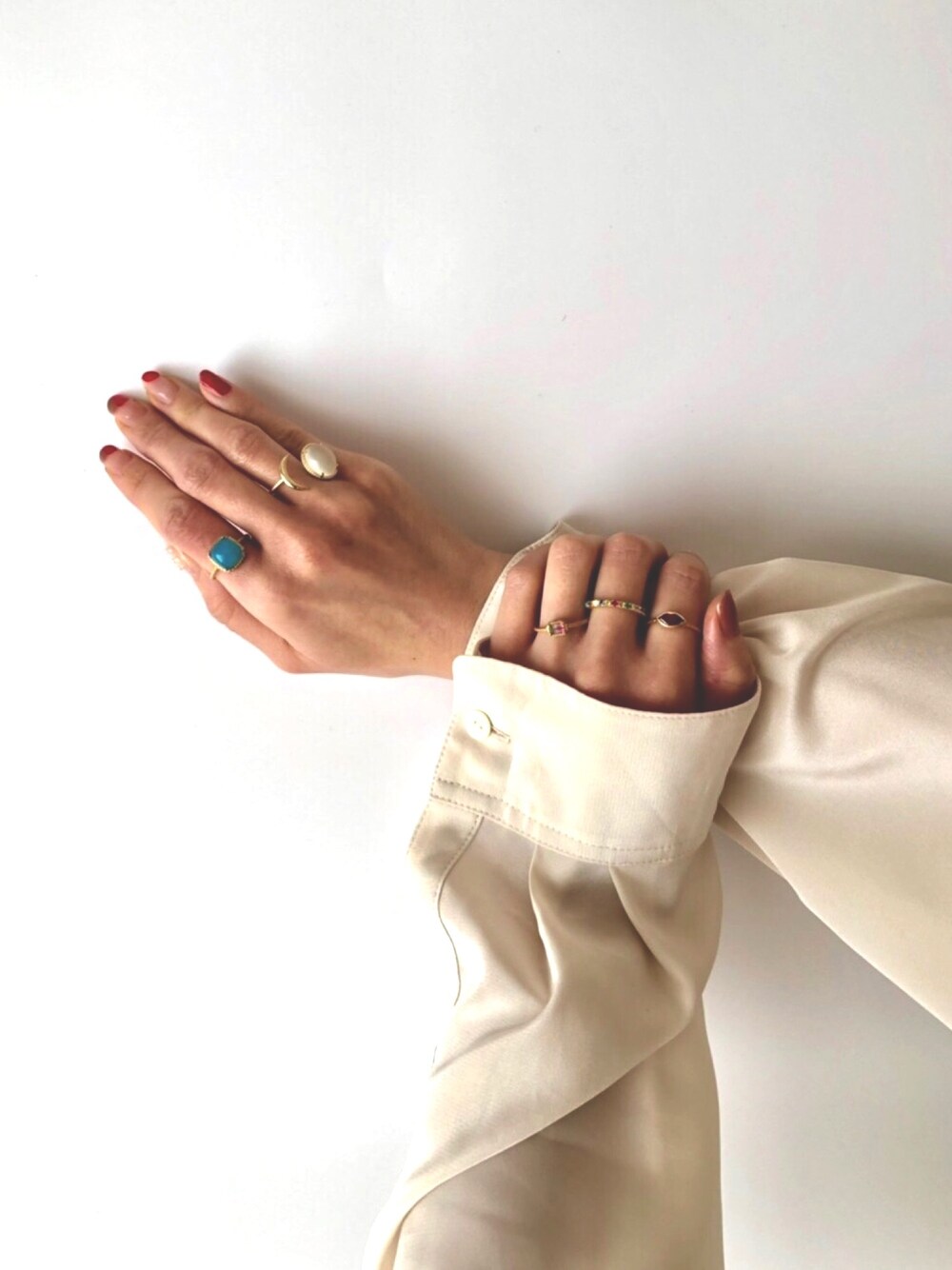 ゴールド系のリング、ゴールド系のリング、ゴールド系のリングを着用したレディースの冬コーディネートの1枚目の写真