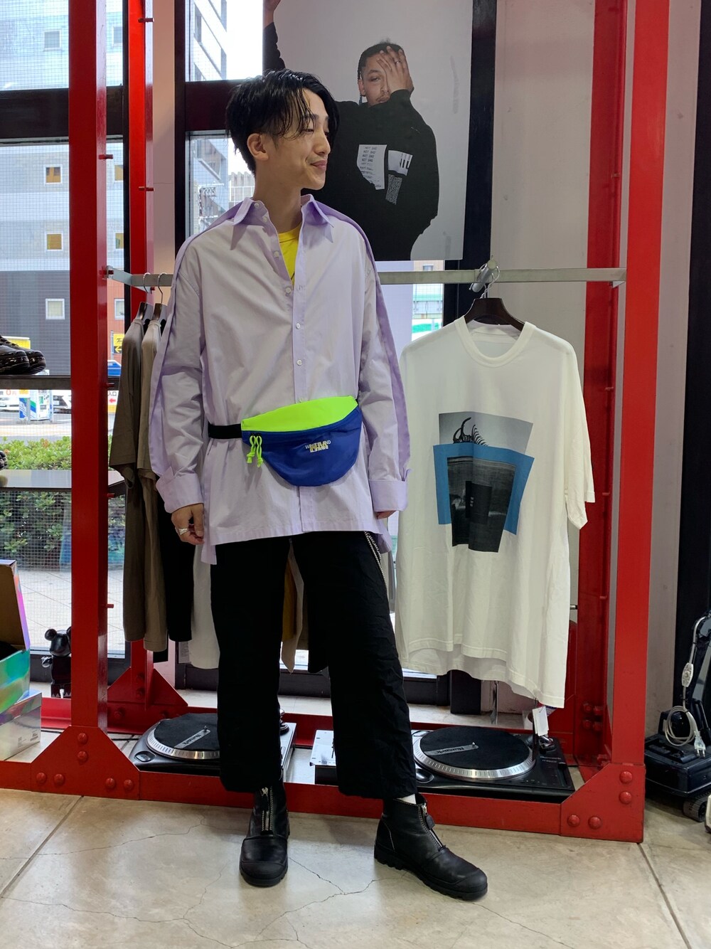 ブルー系のボディバッグ/ウエストポーチ、ブルー系のボディバッグ/ウエストポーチ、ブルー系のボディバッグ/ウエストポーチを着用したメンズの春コーディネートの1枚目の写真