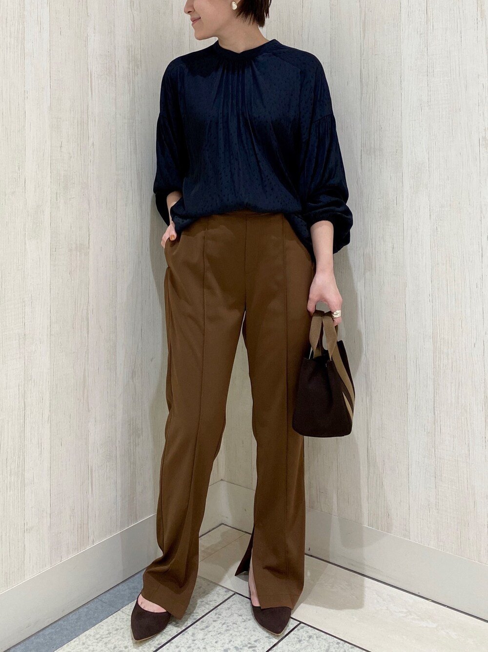 ブラック系のシャツ/ブラウス、ブラウン系のトートバッグ、ブラウン系のその他パンツを着用したレディースの秋コーディネートの1枚目の写真