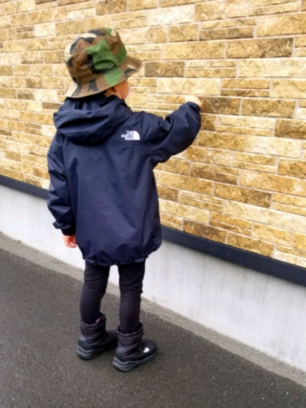 「THE NORTH FACEのTNF K NUPTSE BOOTIE 5（ブーツ、ブラック系）」を使った、akipipnさん（キッズ・110cm）の春コーディネートの1枚目の写真