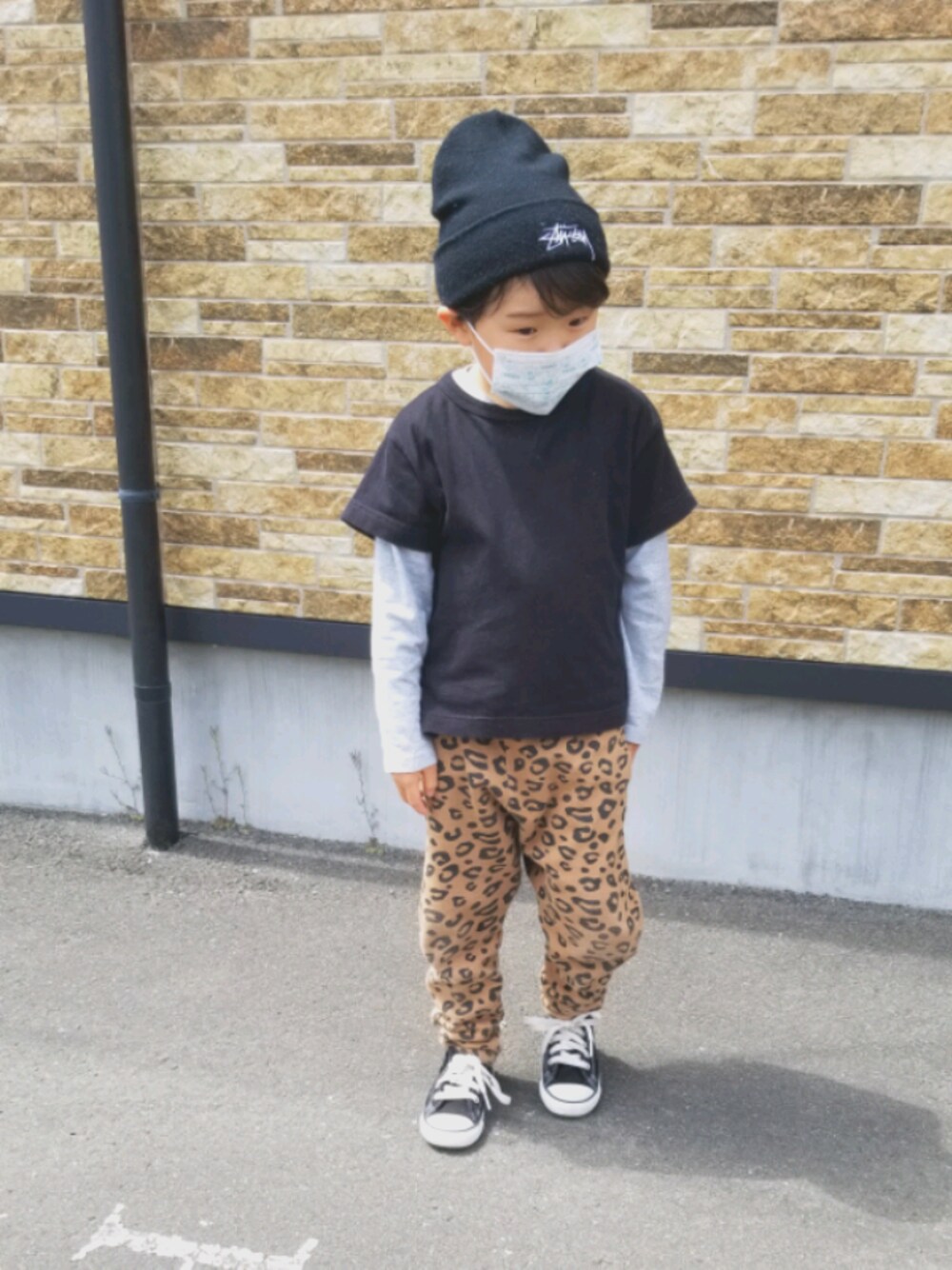 「devirockのプリントスウェットサルエルパンツ（その他パンツ、ブラウン系）」を使った、akipipnさん（キッズ・110cm）の春コーディネートの1枚目の写真