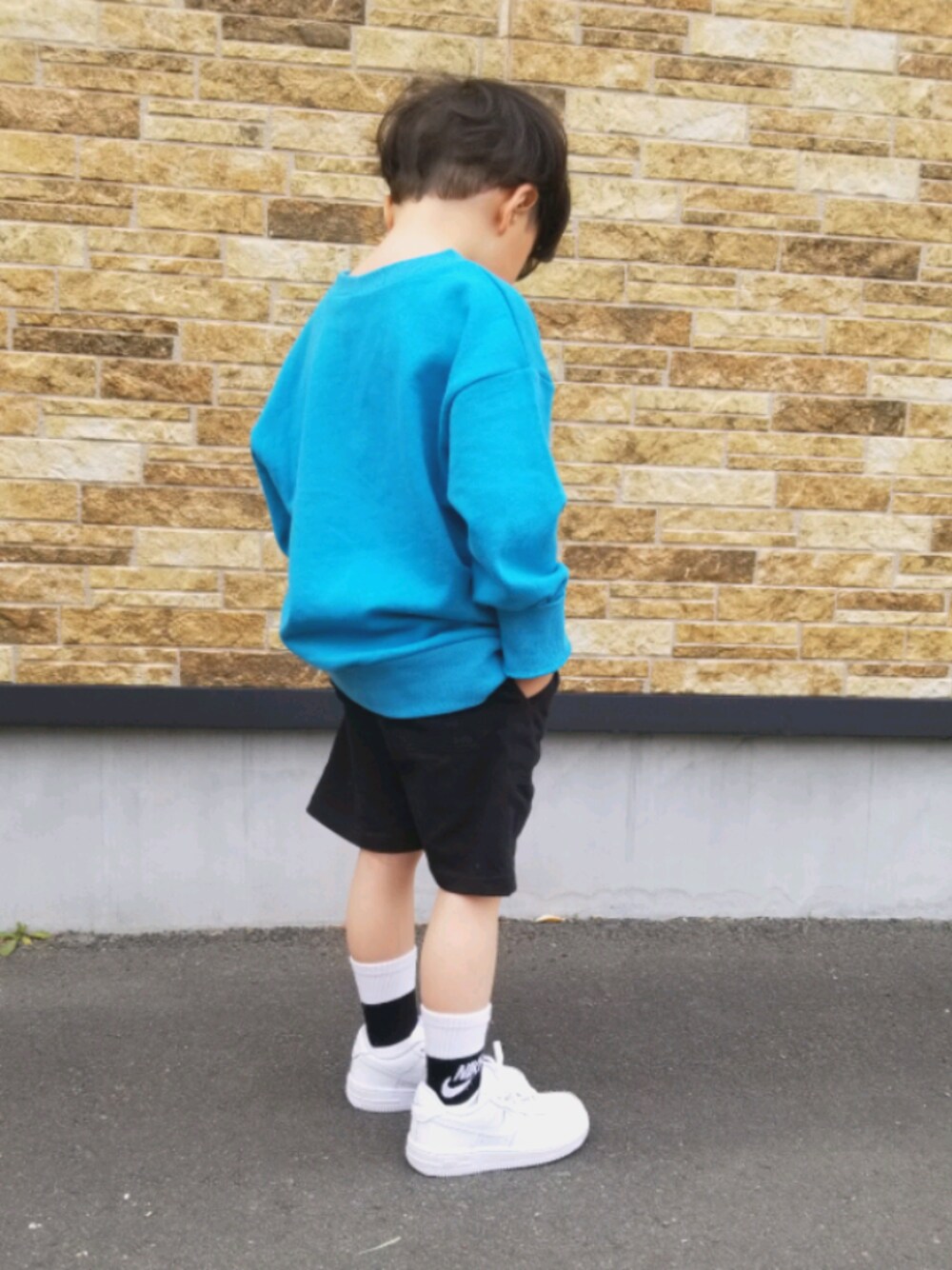 「男の子、おとこのこ、キッズコーデ、トレーナー、NIKE、ハーフパンツ」｜「BRANSHESのデイリーハーフパンツ（その他パンツ、ブラック系）」を使った、akipipnさん（キッズ・110cm）の春コーディネートの1枚目の写真