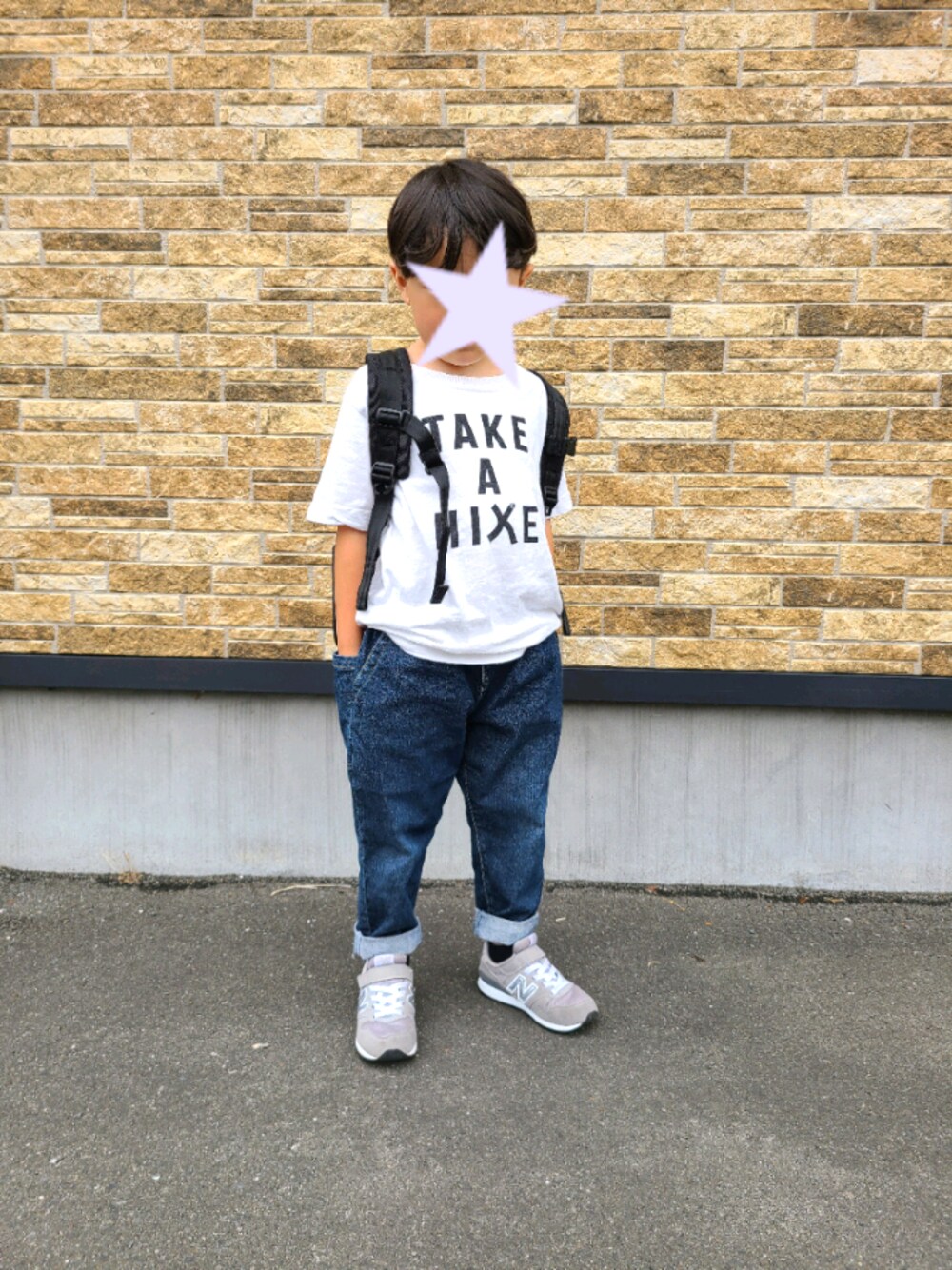 「休日スタイル、おとこのこ、男の子、キッズコーデ、デニム、ニューバランス、リュック、ニューエラ」｜「NEW ERAの11556640　リュック（バックパック/リュック、ブラック系）」を使った、akipipnさん（キッズ・110cm）の夏コーディネートの1枚目の写真