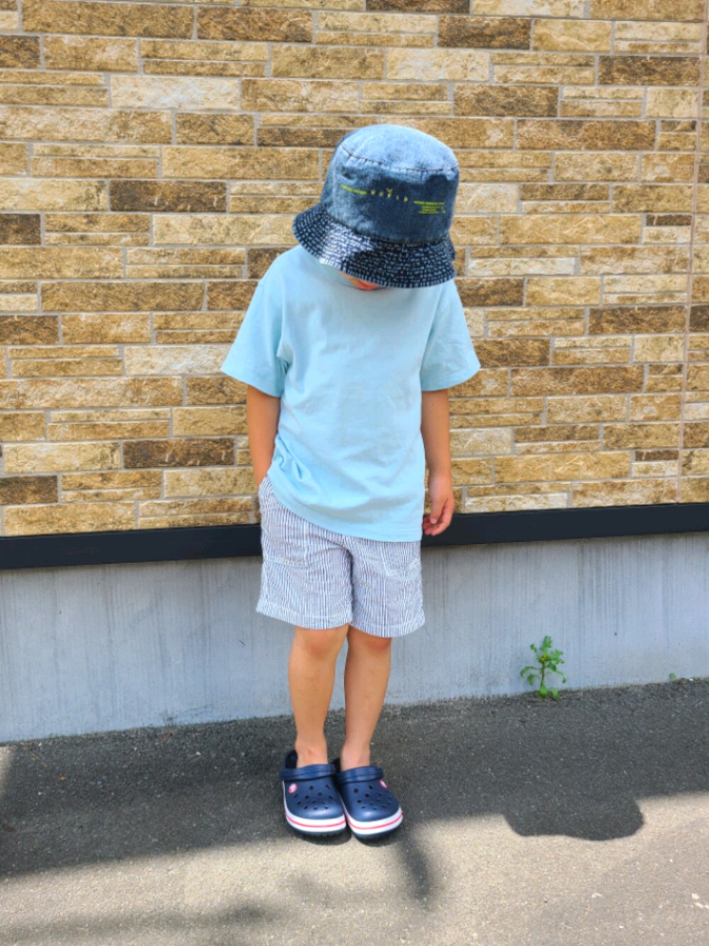 「crocs、休日スタイル、キッズファッション、夏コーデ、シンプルコーデ、男の子コーデ、男の子、UNIQLO」｜「BREEZEのバケットハット_接触冷感_速乾_UVカット（ハット、ブルー系）」を使った、akipipnさん（キッズ・110cm）の夏コーディネートの1枚目の写真