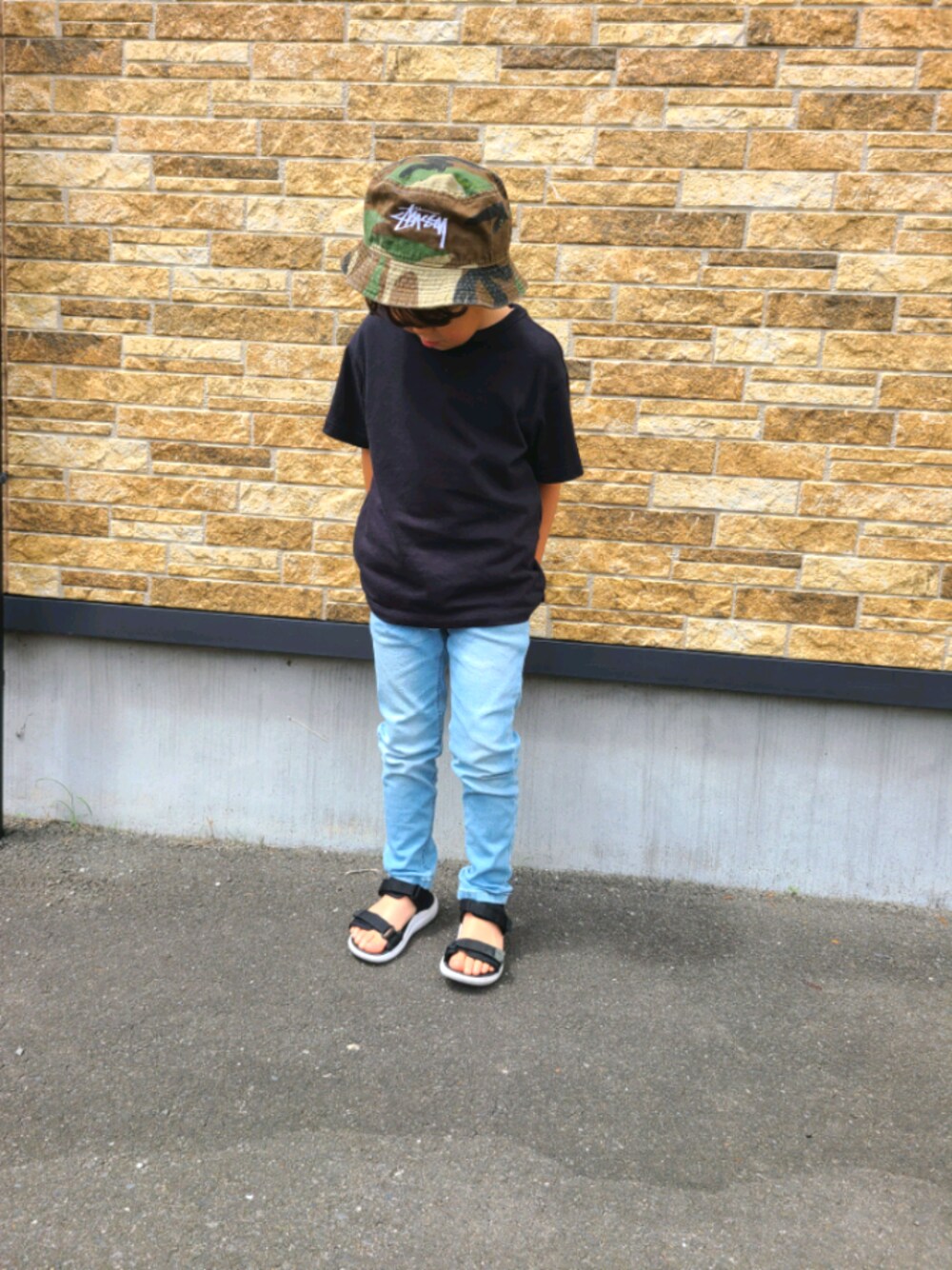 「こともコーデ、休日スタイル、おとこのこ、スキニーデニム、stussy、UNIQLO」｜「BRANSHESのプレミアムストレッチデニムスキニーパンツ 80cm-150cm（その他パンツ、ブルー系）」を使った、akipipnさん（キッズ・110cm）の夏コーディネートの1枚目の写真