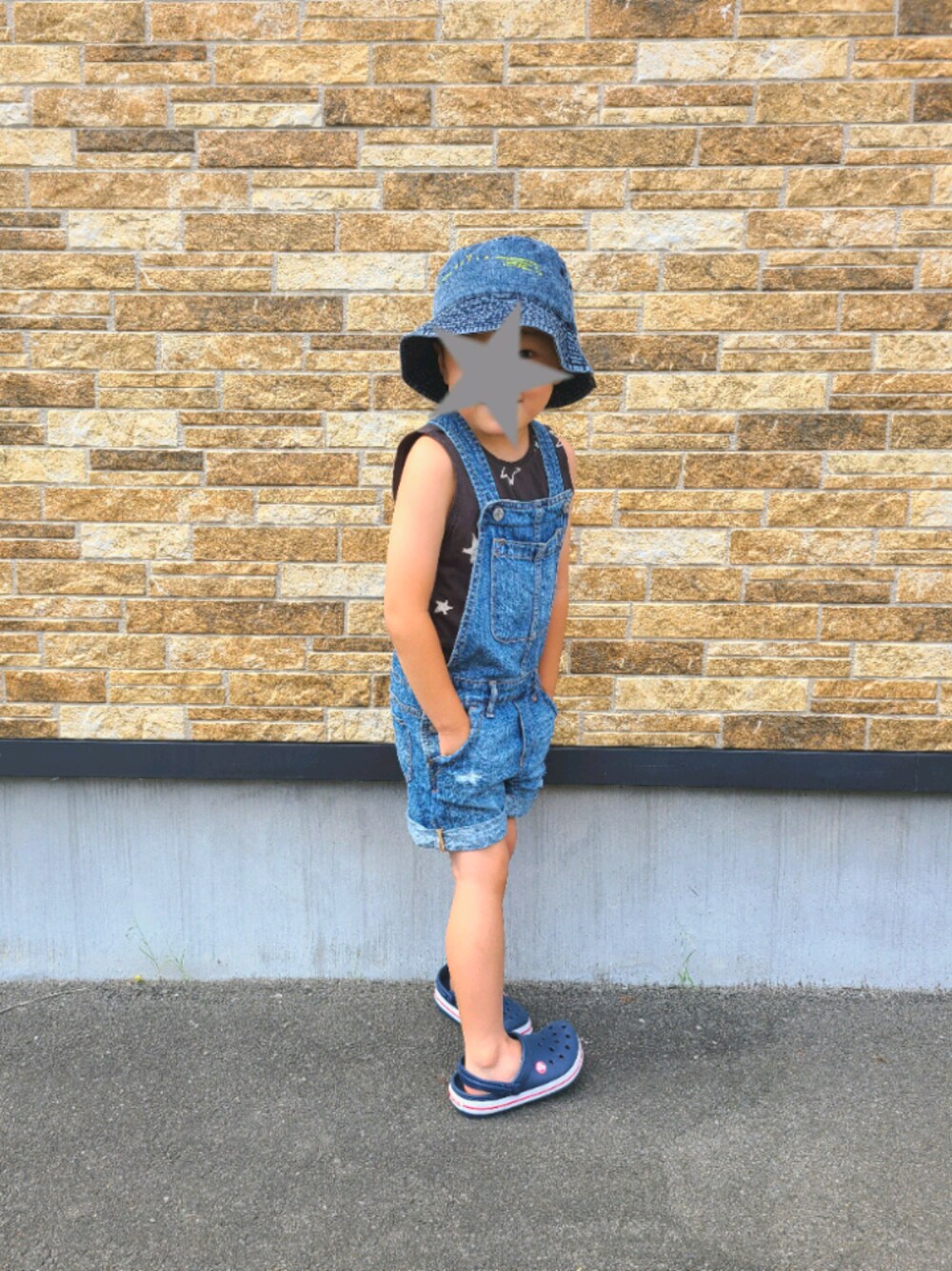 「ザラキッズ、子供服、おとこのこ、キッズコーデ、タンクトップ、サロペット、クロックス」｜「BREEZEのバケットハット_接触冷感_速乾_UVカット（ハット、ブルー系）」を使った、akipipnさん（キッズ・110cm）の夏コーディネートの1枚目の写真