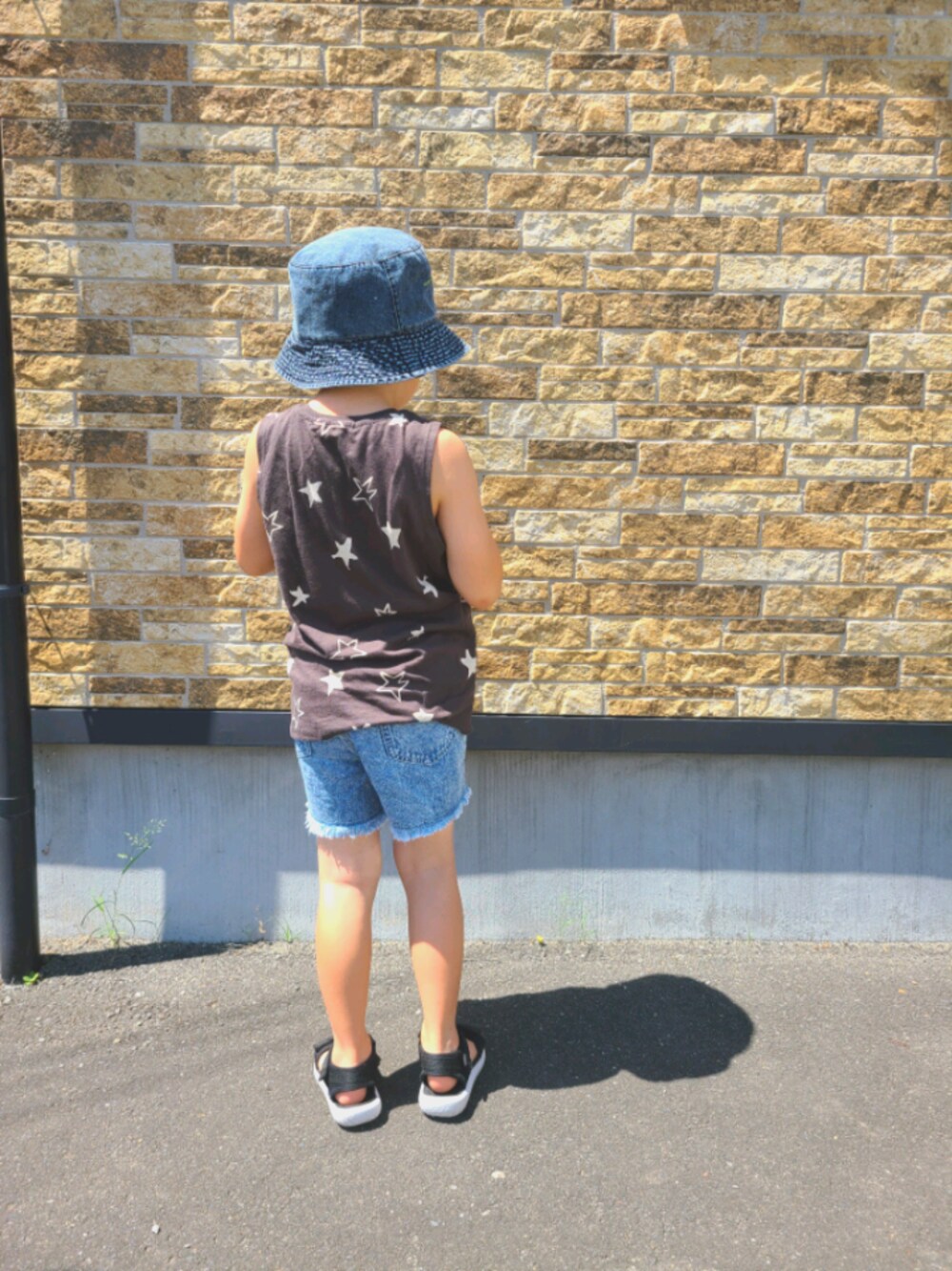 「子供服、キッズコーデ、ショートパンツ、バケットハット、ZARA、ZARA KIDS、夏コーデ」｜「GLOBAL WORKの※【キッズ】スニーカーソールサンダル/865627（サンダル、ブラック系）」を使った、akipipnさん（キッズ・110cm）の夏コーディネートの1枚目の写真