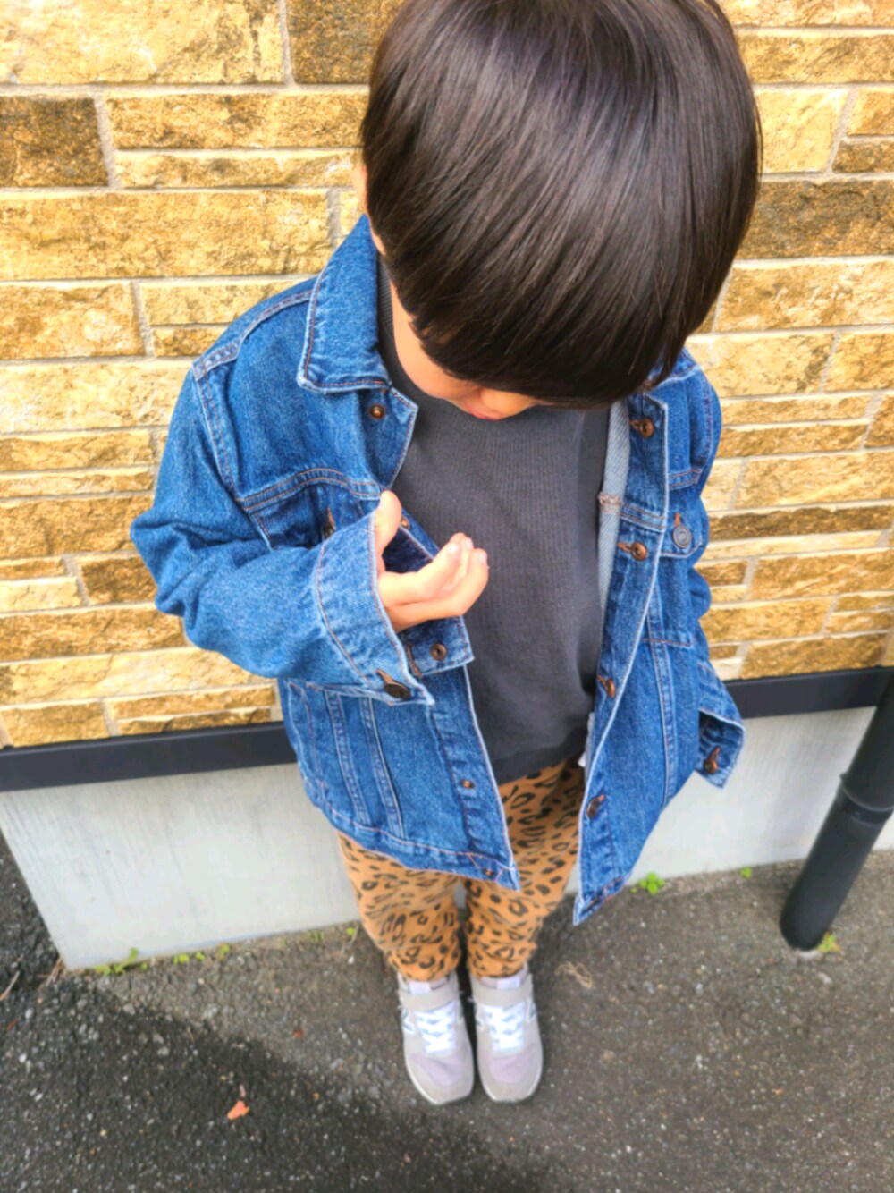 「休日スタイル、おとこのこ、おとこのこスタイル、こどもコーデ、キッズコーデ、ジージャン、サルエルパンツ」｜「ZARA KIDSのアイテム（デニムジャケット、ブルー系）」を使った、akipipnさん（キッズ・110cm）の冬コーディネートの1枚目の写真