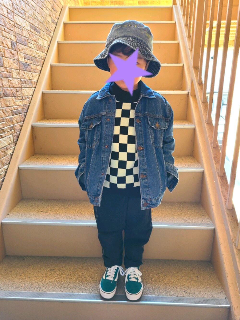 「おとこのこ、キッズコーデ、ジージャン、スニーカー、スケータースタイル、休日スタイル」｜「ZARA KIDSのアイテム（デニムジャケット、ブルー系）」を使った、akipipnさん（キッズ・110cm）の冬コーディネートの1枚目の写真