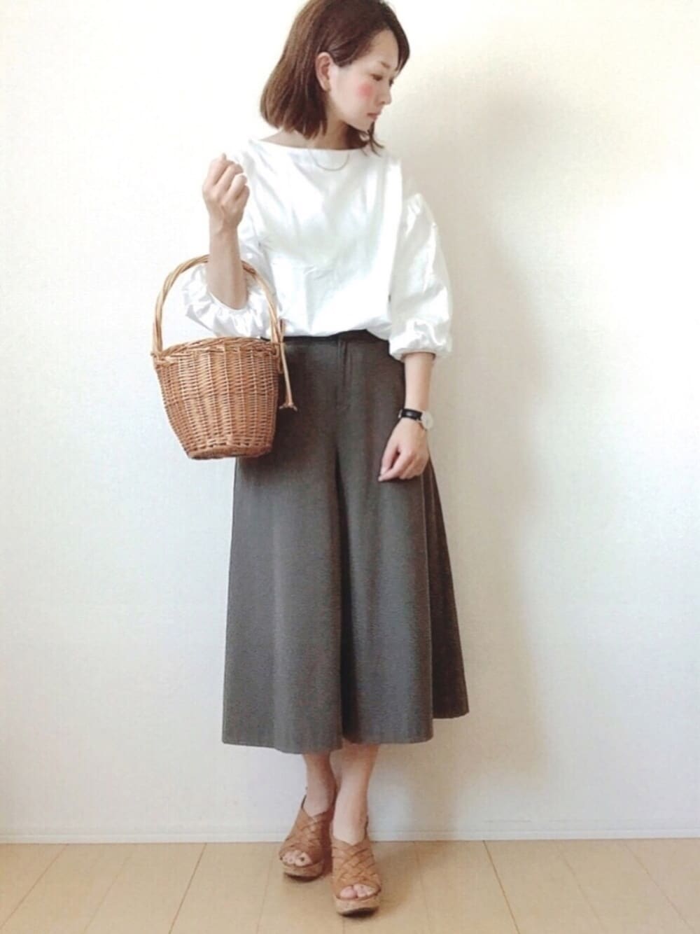 ホワイト系のシャツ/ブラウス、ブルー系のかごバッグ、グリーン系のその他パンツを着用したレディースの春コーディネートの1枚目の写真