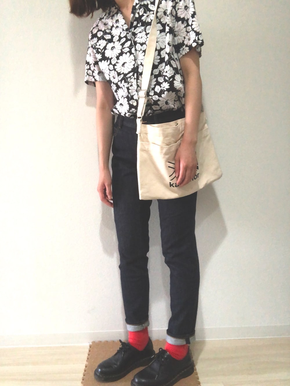 「used、古着、古着MIX、柄シャツ、zozoデニム、デニムパンツ、赤い靴下、Dr.Martens、シャツスタイル、おしゃれさんと繋がりたい」｜「usedのアイテム（シャツ/ブラウス、ブラック系）」を使った、りほさん（レディース・166cm）の秋コーディネートの1枚目の写真