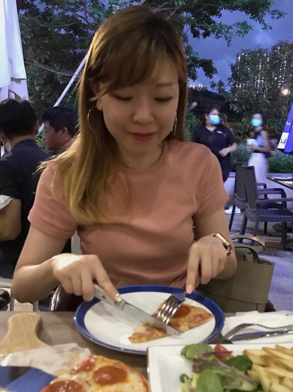 「Dinner、steakhouse、RELAX、drink」｜「eight sixtyのアイテム（トップス、ピンク系）」を使った、Rubyさん（レディース・155cm）の夏コーディネートの1枚目の写真