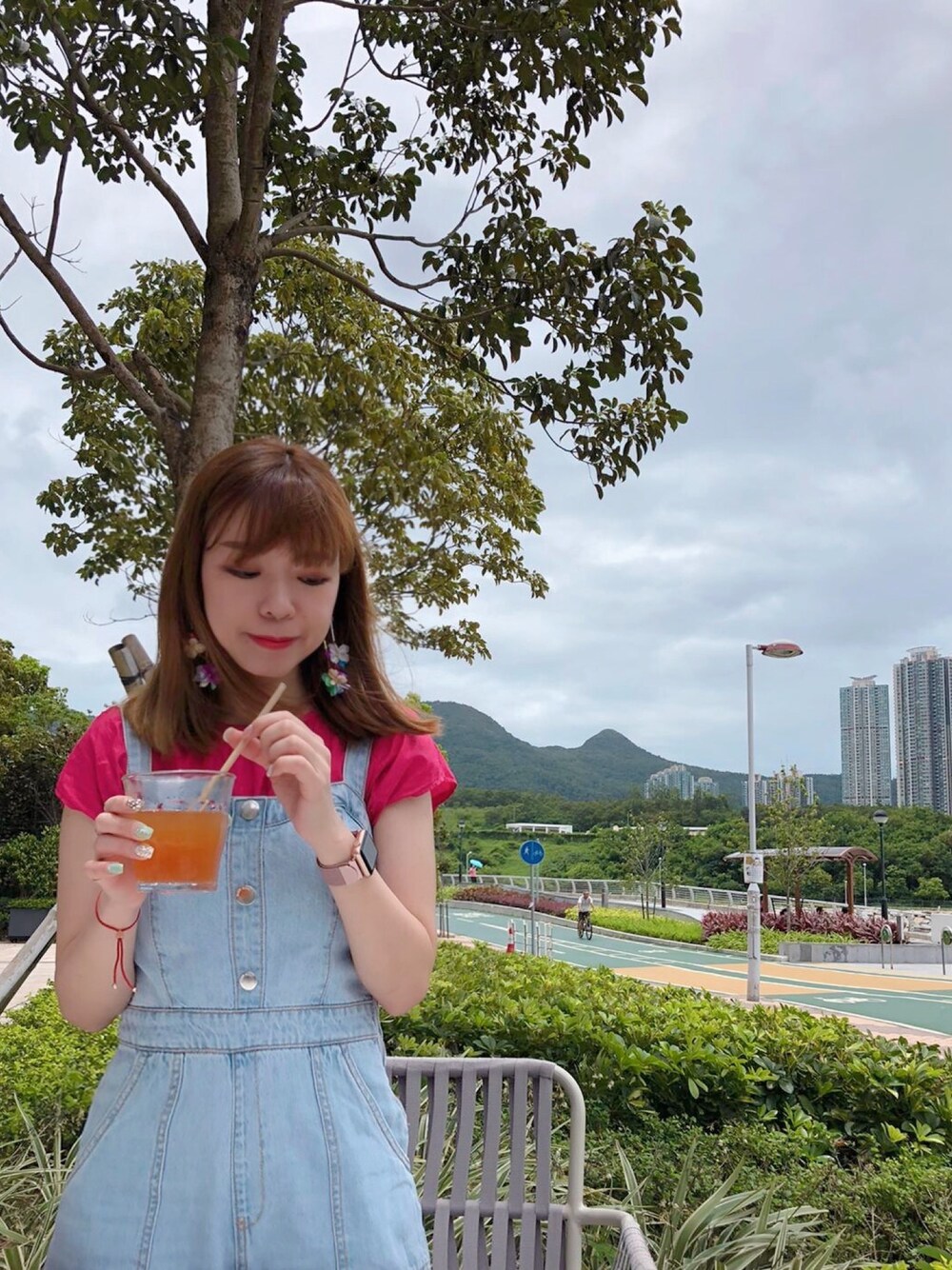 「eight sixtyのアイテム（オールインワン・サロペット、パープル系）」を使った、Rubyさん（レディース・155cm）の夏コーディネートの1枚目の写真