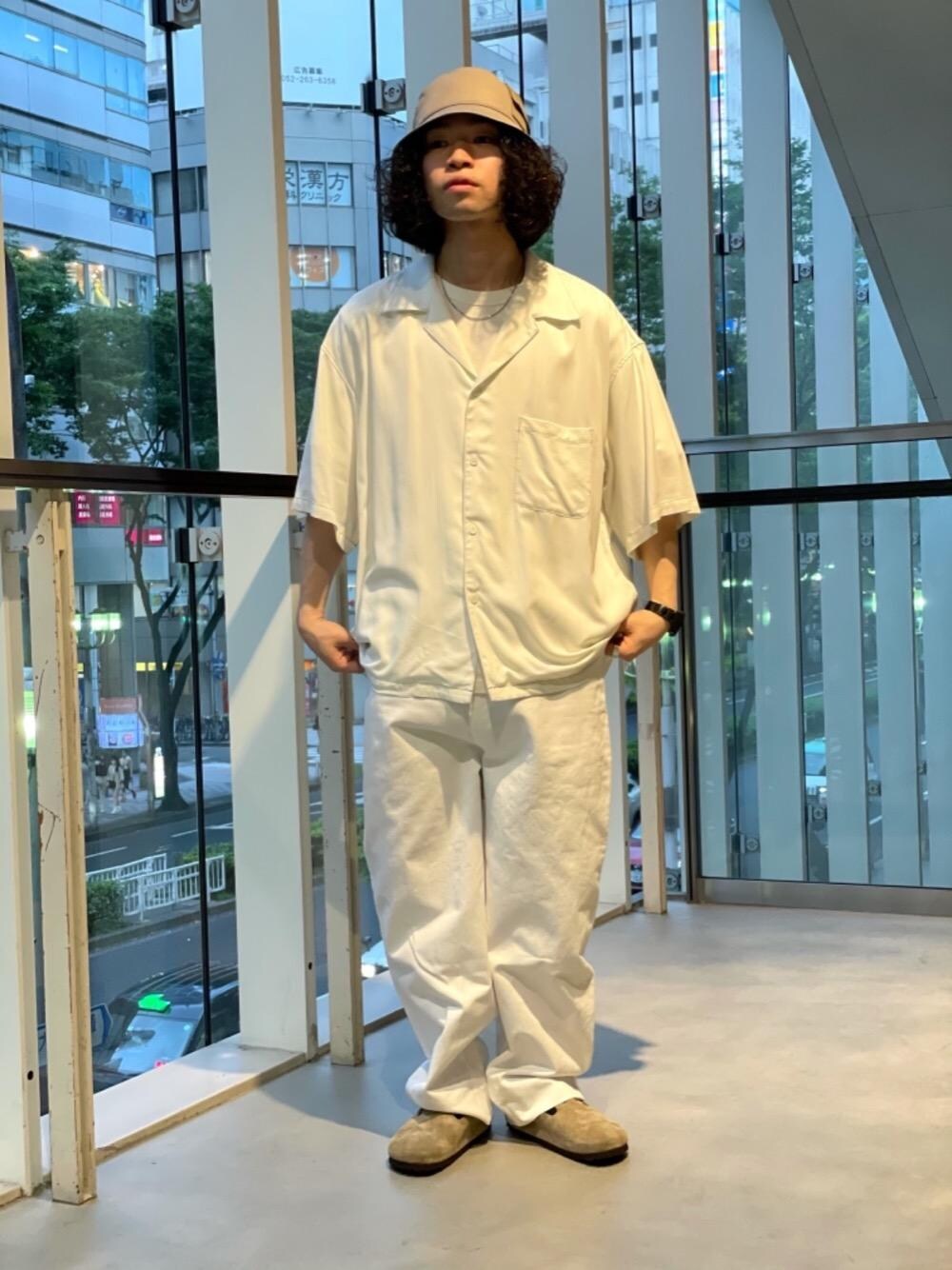 ホワイト系のその他パンツ、ベージュ系のサンダル、ベージュ系のハットを着用したメンズの春コーディネートの1枚目の写真