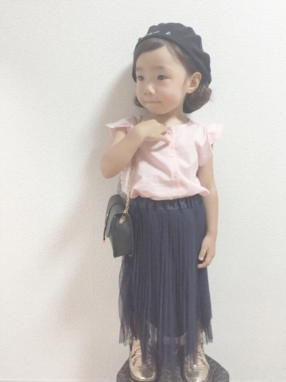 ピンク系のシャツ/ブラウス、ブルー系のスカート、ゴールド系のパンプスを着用したキッズの夏コーディネートの1枚目の写真