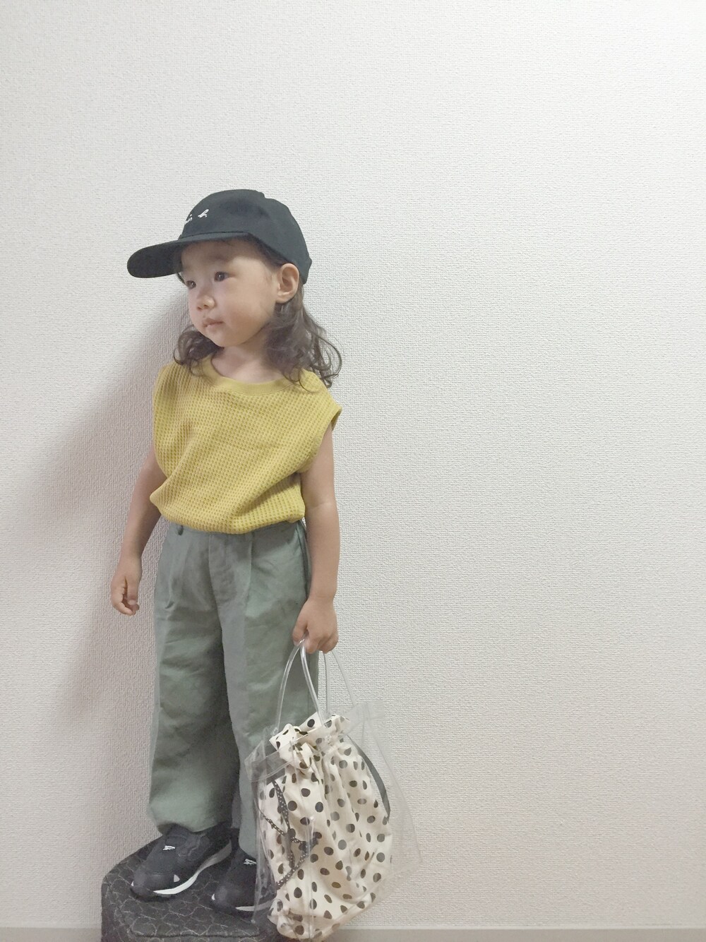 イエロー系のTシャツ/カットソー、グリーン系のその他パンツ、ブラック系のスニーカーを着用したキッズの夏コーディネートの1枚目の写真