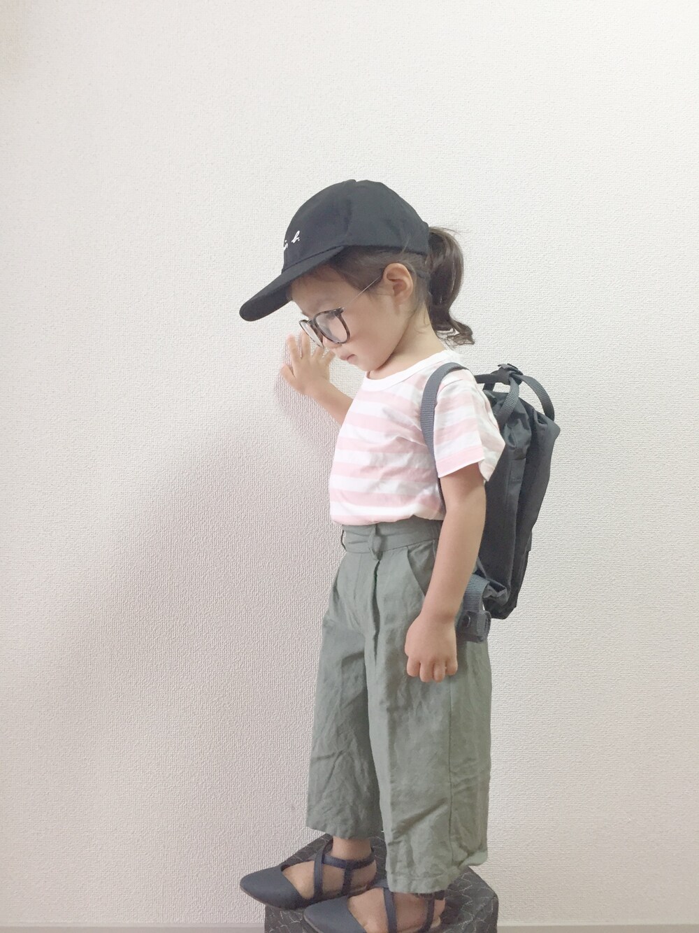 グレー系のバックパック/リュック、ピンク系のTシャツ/カットソー、グリーン系のその他パンツを着用したキッズの夏コーディネートの1枚目の写真