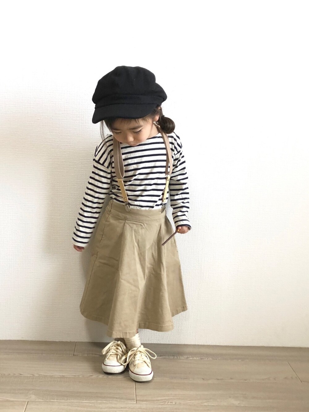 「ボーダー、チノスカート、サスペンダー、スニーカー、コンバース、キャスケット、マリンコーデ、スカート、converse」｜「URBAN RESEARCH DOORSのキャスケット(KIDS)（キャスケット、ブラック系）」を使った、anjuさん（キッズ・90cm）の冬コーディネートの1枚目の写真