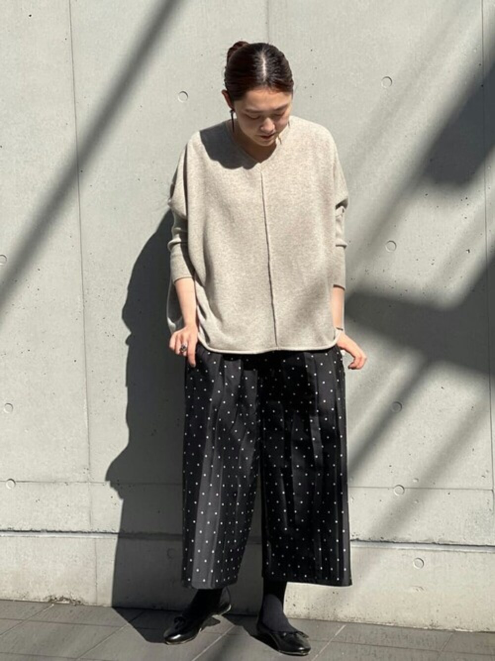 「シンプル、ドット、ジャガード、バレエシューズ、お出かけコーデ、キュロット、シンプルコーデ、ゆったりコーデ、楽チンコーデ」｜「BEARDSLEYの裾モヘヤVネックニット（ニット/セーター、ベージュ系）」を使った、ErisaTatsuyamaさん（レディース・164cm）の冬コーディネートの1枚目の写真