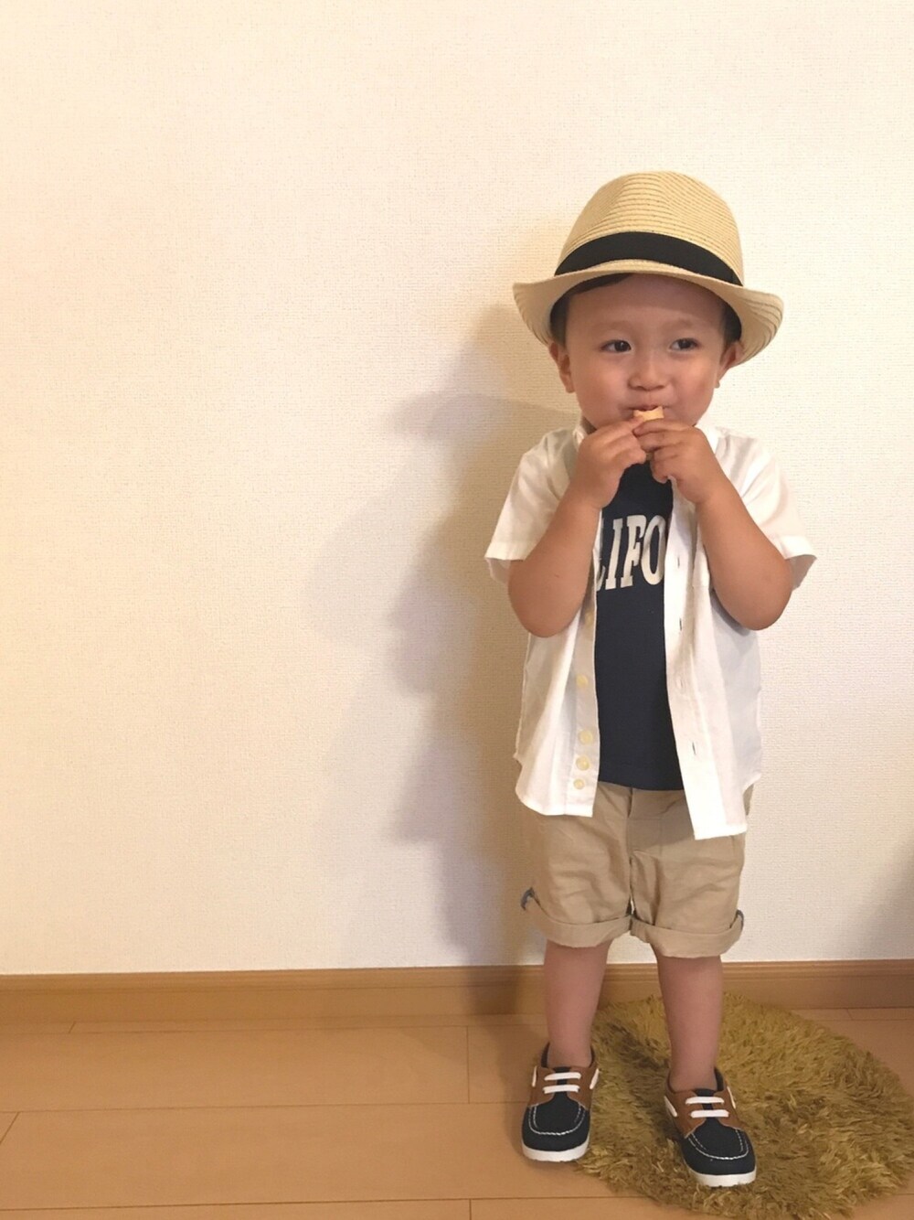 「夏コーデ、キッズコーデ、男の子コーデ、白シャツ、デッキシューズ、西松屋、2歳」｜「COMME CA ISMの中折れペーパーハット（ハット、ホワイト系）」を使った、souta✭さん（キッズ・90cm）の夏コーディネートの1枚目の写真