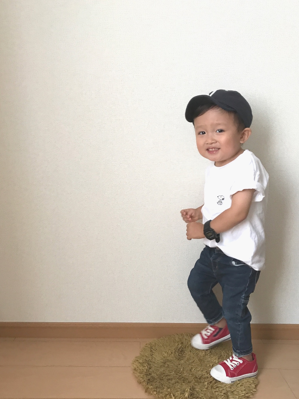 「ドラビッグフェス、ゆるコーデ、キッズコーデ、夏コーデ、Tシャツ、デニム、ユニクロTシャツ、スヌーピーT、2歳」｜「petit mainのアルファベットモチーフロゴキャップ（キャップ、ブルー系）」を使った、souta✭さん（キッズ・90cm）の夏コーディネートの1枚目の写真