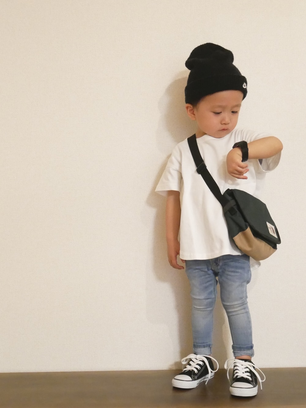 「男の子コーデ、シンプルコーデ、Branshes、オーバーサイズ、ビックT、コンバース」｜「NIKEのＮＩＫＥ　フィッシャーマンビーニー（ニットキャップ/ビーニー、ブラック系）」を使った、souta✭さん（キッズ・90cm）の春コーディネートの1枚目の写真